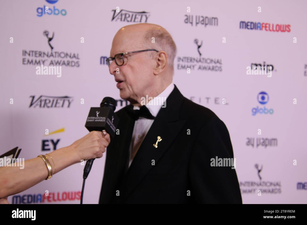 Midtown Hilton Hotel, 1335 6th Ave, New York, NY 10019 USA. 20 novembre 2023. Bruce Paisner, presidente e CEO dell'International Academy of Television Arts & Sciences arriva su The Red Carpet, prima di apparire come presentatore agli International Emmy Awards 2023 al Midtown Hilton di New York. Credito: ©Julia Mineeva/EGBN TV News/Alamy Live News Foto Stock