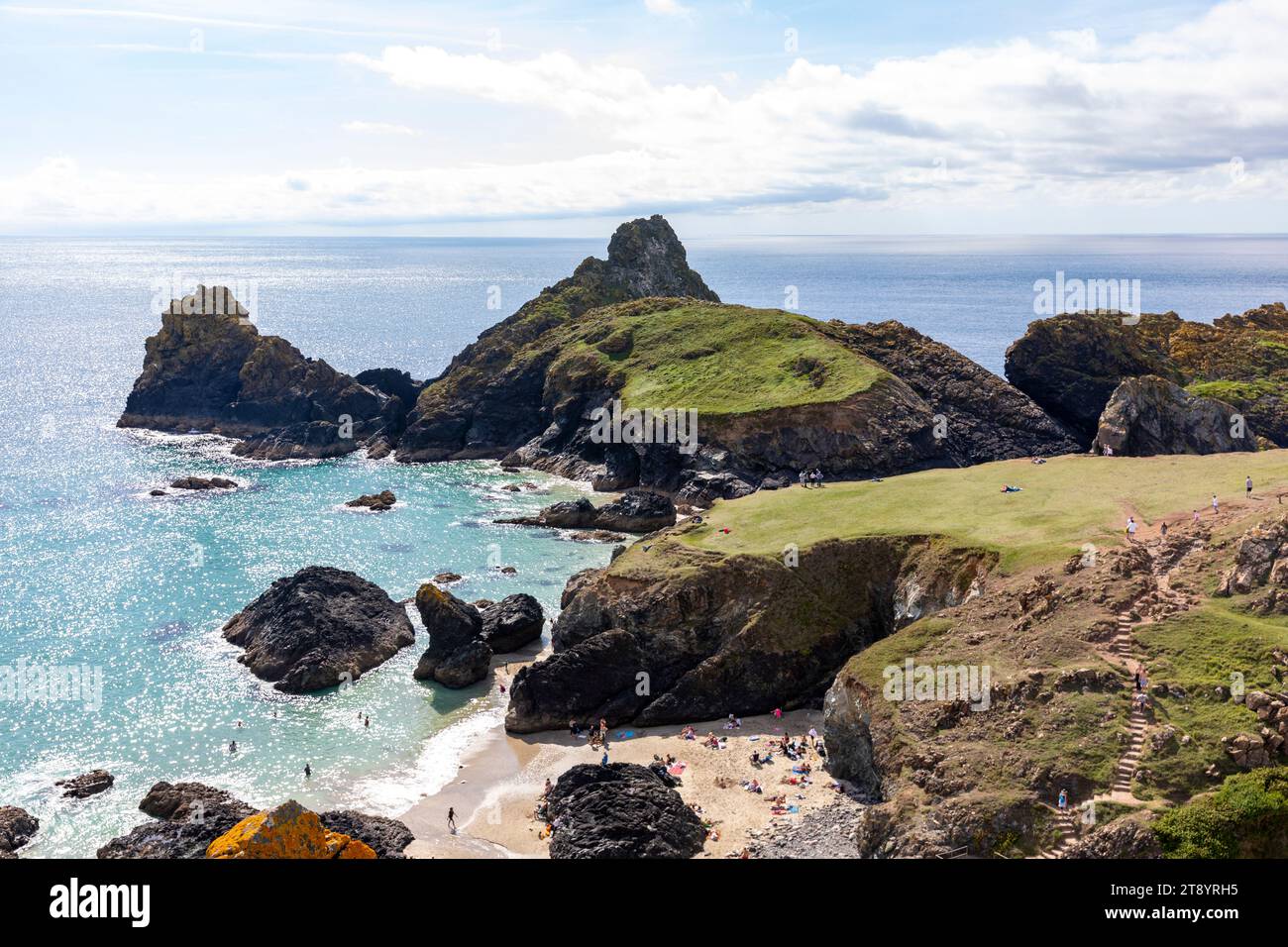 Kynance Cove a Mounts Bay in Cornovaglia in una soleggiata giornata autunnale, costa inglese, Inghilterra, Regno Unito, 2023 Foto Stock