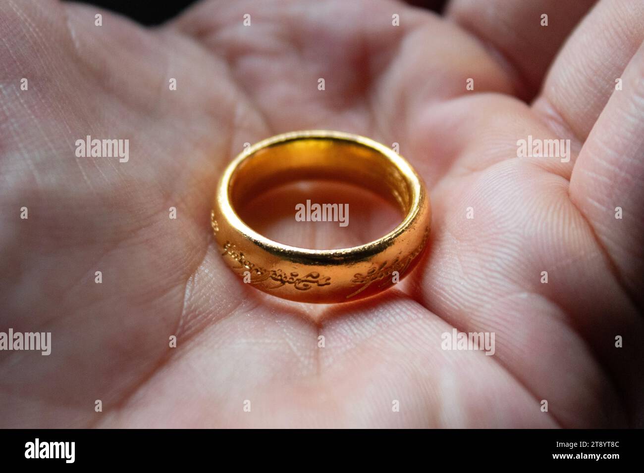 L'unico anello del Signore degli anelli filtra su una mano maschile Foto  stock - Alamy
