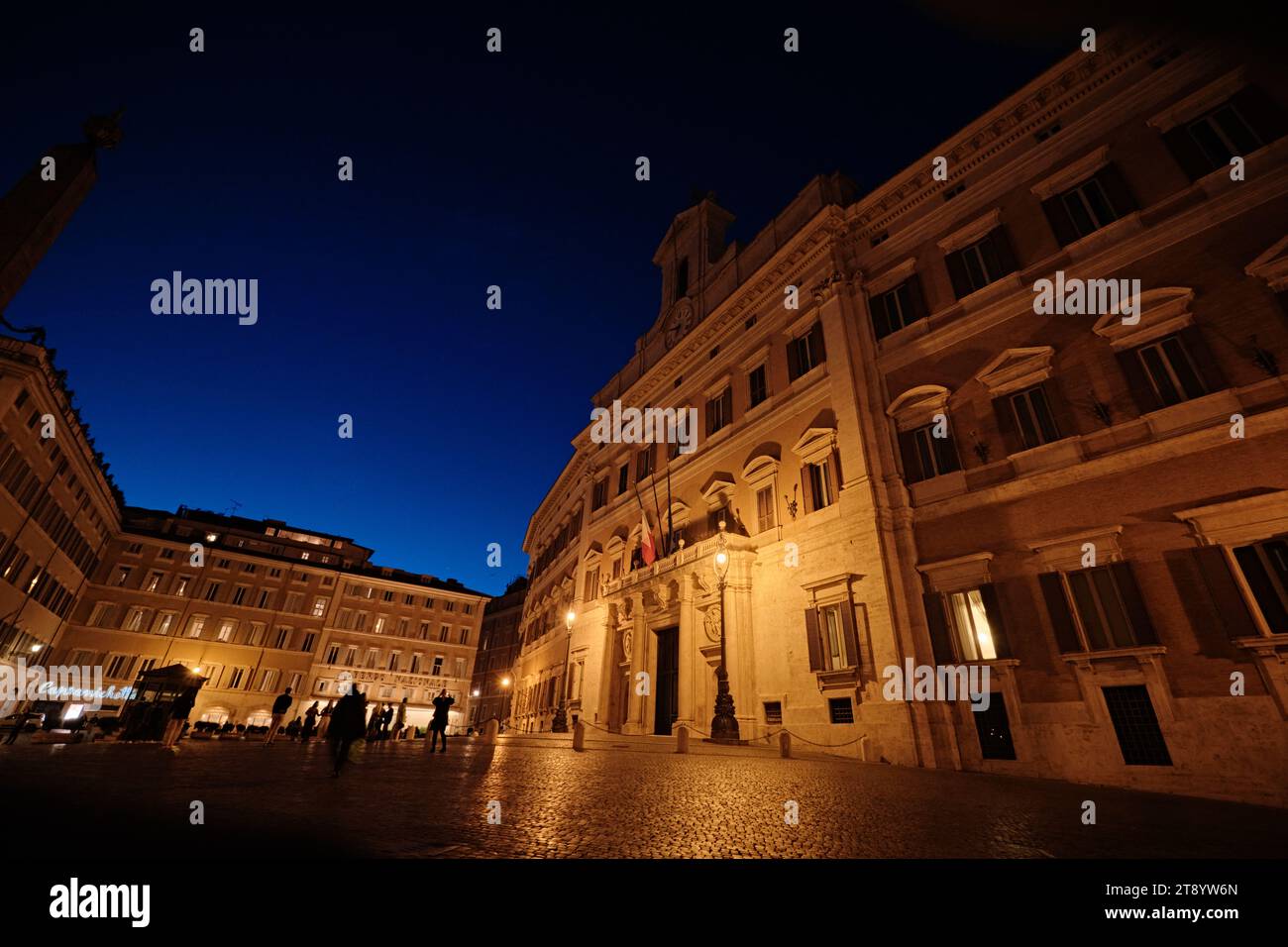 Roma, Italia - ottobre 29 2023: Palazzo Montecitorio illuminato (camera dei deputati d'Italia) al crepuscolo Foto Stock