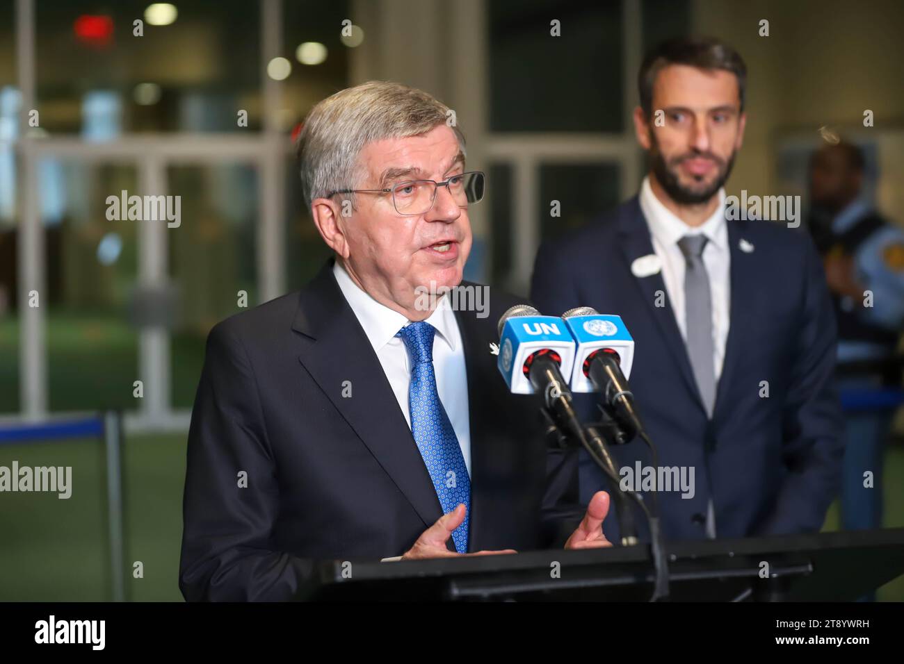 New York, Stati Uniti. 21 novembre 2023. Thomas Bach, presidente del Comitato Olimpico Internazionale (CIO) incontra i giornalisti all'Assemblea generale delle Nazioni Unite il 21 novembre 2023, a New York. Un progetto di risoluzione per la tregua olimpica per Parigi 2024 sarà formalmente presentato agli Stati membri dalla Francia, in stretta collaborazione con il CIO, il Comitato paralimpico internazionale e il Comitato organizzatore. Credito: Brazil Photo Press/Alamy Live News Foto Stock