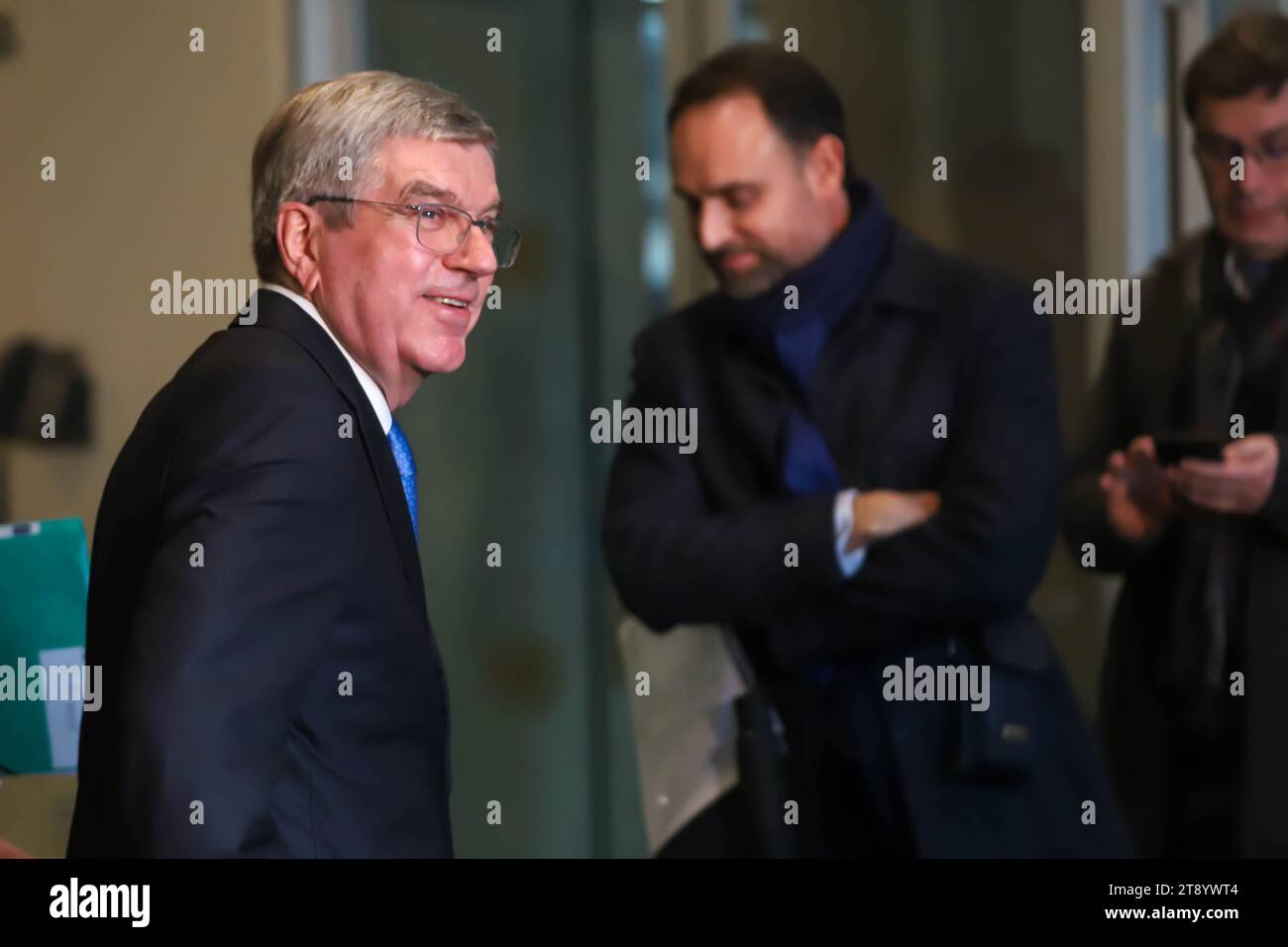 New York, Stati Uniti. 21 novembre 2023. Thomas Bach, presidente del Comitato Olimpico Internazionale (CIO) incontra i giornalisti all'Assemblea generale delle Nazioni Unite il 21 novembre 2023, a New York. Un progetto di risoluzione per la tregua olimpica per Parigi 2024 sarà formalmente presentato agli Stati membri dalla Francia, in stretta collaborazione con il CIO, il Comitato paralimpico internazionale e il Comitato organizzatore. Credito: Brazil Photo Press/Alamy Live News Foto Stock