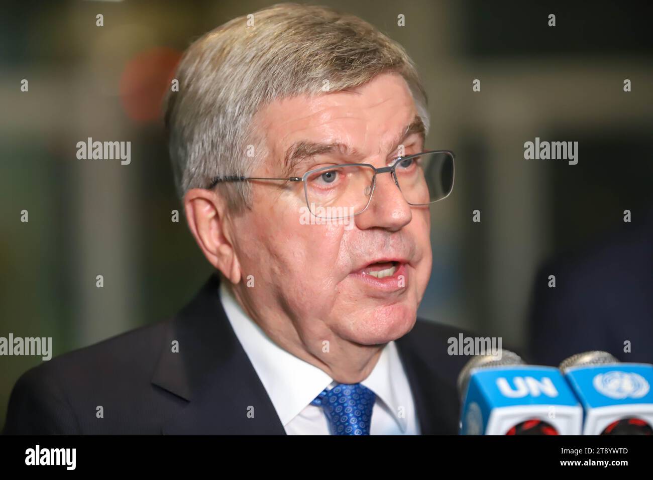New York, Stati Uniti. 21 novembre 2023. Thomas Bach, presidente del Comitato Olimpico Internazionale (CIO) incontra i giornalisti all'Assemblea generale delle Nazioni Unite il 21 novembre 2023, a New York. Un progetto di risoluzione per la tregua olimpica per Parigi 2024 sarà formalmente presentato agli Stati membri dalla Francia, in stretta collaborazione con il CIO, il Comitato paralimpico internazionale e il Comitato organizzatore. Credito: Brazil Photo Press/Alamy Live News Foto Stock