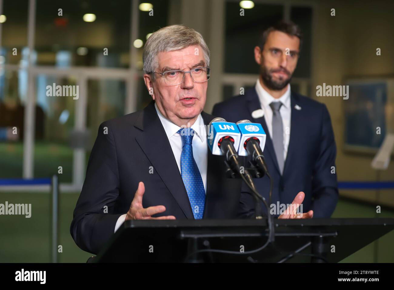 New York, Stati Uniti. 21 novembre 2023. Thomas Bach, presidente del Comitato Olimpico Internazionale (CIO) incontra i giornalisti all'Assemblea generale delle Nazioni Unite il 21 novembre 2023, a New York. Un progetto di risoluzione per la tregua olimpica per Parigi 2024 sarà formalmente presentato agli Stati membri dalla Francia, in stretta collaborazione con il CIO, il Comitato paralimpico internazionale e il Comitato organizzatore. Credito: Brazil Photo Press/Alamy Live News Foto Stock