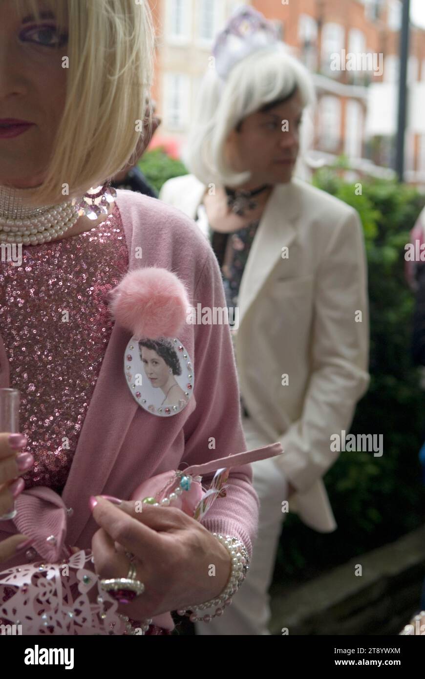 Pittore dell'artista Rupert Gatfield vestito da regina. I membri del Chelsea Arts Club si riuniscono e poi sfilano al Chelsea Arts Club per il ballo in abito elegante Queen Elizabeth II Diamond Jubilee. Inghilterra degli anni '2012 2010, HOMER SYKES Foto Stock