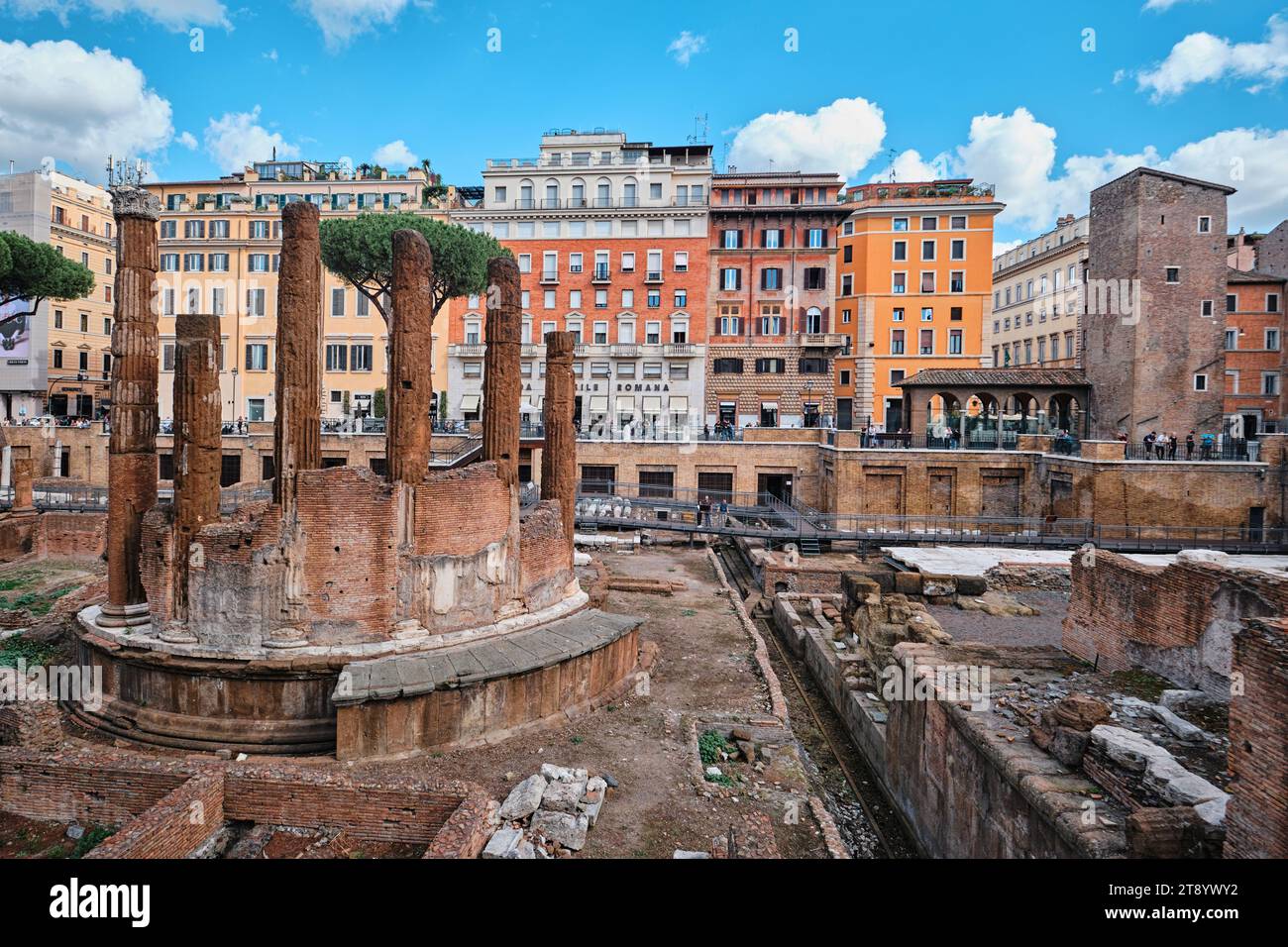 Roma, Italia - ottobre 29 2023: Largo di Torre Argentina è una piazza con quattro templi repubblicani romani e i resti del Teatro di Pompeo Foto Stock