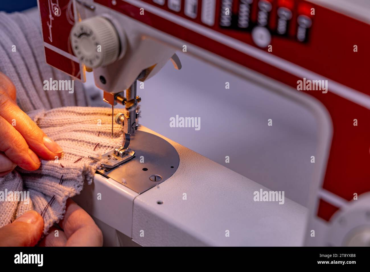 Cucire su una macchina a casa in un sarto, riparare vecchi vestiti Foto Stock Cucire su una macchina a casa in un sarto, riparare vecchi vestiti Foto Stock