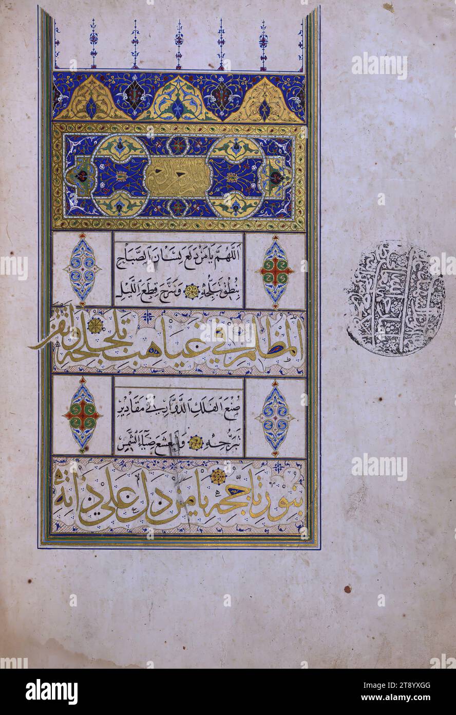 Preghiera manoscritta illuminata, pagina di Incipit con un copricapo decorato contenente un cartiglio con la formula doxologigale (basmalah) in scrittura tawqīʿ, questo codice elegantemente calligrafato e illuminato contiene una preghiera (wird) intitolata Miftāḥ al-najāḥ attribuita a ʿAlī ibn Abī Ṭālib, il quarto califfo dell'Islam. Il manoscritto fu eseguito da Shaykh Kamāl ibn ʿAbd al-Ḥaqq al-Sabzawārī ad Astarabad (attuale Gorgan, Iran) nel 941 AH / 1534 d.C. Foto Stock