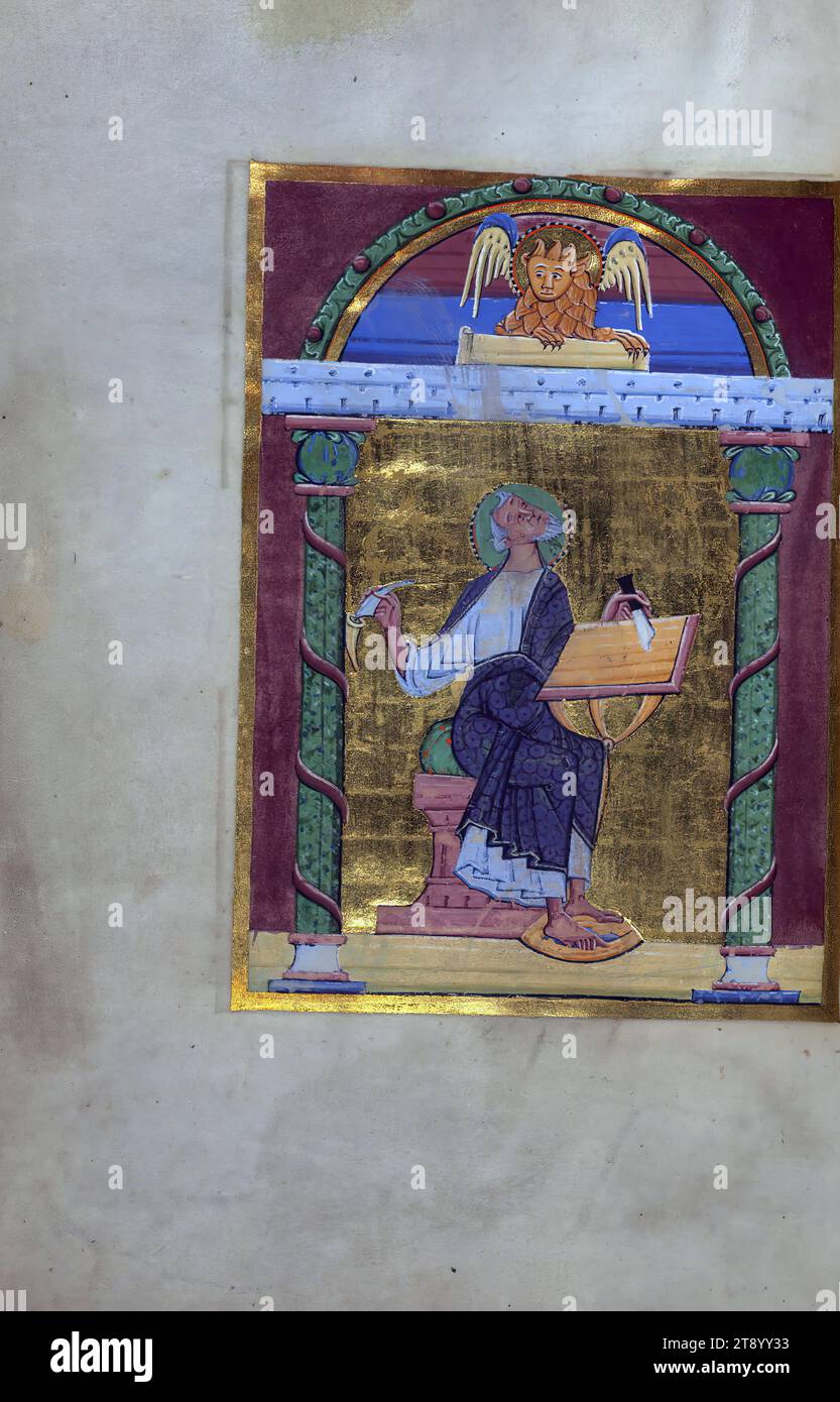 Manoscritto illuminato, Vangeli di Reichenau, ritratto evangelista di Marco, si ritiene che questo libro evangelico provenga dall'Abbazia di San Peters in Reichenau, sulla base del suo copione, della sua illuminazione e del fatto che contiene un'immagine di dedica, in cui un libro viene consegnato a San Pietro. La decorazione del manoscritto lo colloca nella cosiddetta scuola Luithar di Reichenau. I suoi motivi ornamentali si confrontano molto da vicino con quelli di Monaco, CLM. 4453, e la sua tavolozza è quasi identica a quella dei manoscritti Reichenau del Tesoro della Cattedrale di Bamberga Foto Stock