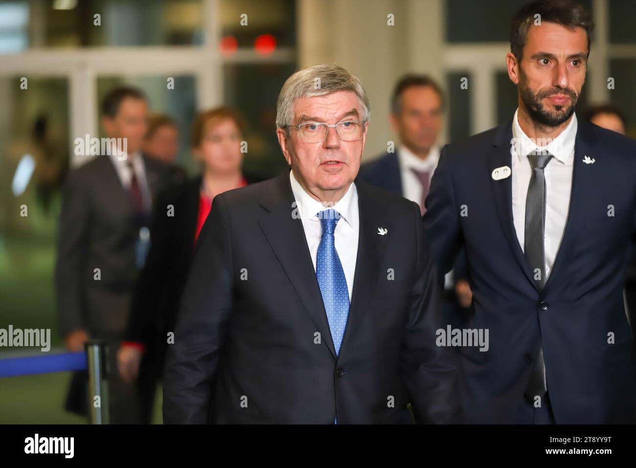 New York, NY, USA. 21 novembre 2023. Thomas Bach (L), presidente del Comitato Olimpico Internazionale (CIO), e Tony Estanguet, presidente del Comitato Organizzatore dei Giochi Olimpici e Paralimpici di Parigi 2024, incontrano giornalisti all'Assemblea generale delle Nazioni Unite il 21 novembre 2023, a New York. Un progetto di risoluzione per la tregua olimpica per Parigi 2024 sarà formalmente presentato agli Stati membri dalla Francia, in stretta collaborazione con il CIO, il Comitato paralimpico internazionale e il Comitato organizzatore. Crediti: ZUMA Press, Inc./Alamy Live News Foto Stock