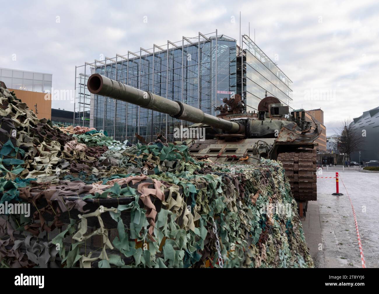 Il T-72 B3, principale carro armato da battaglia russo, utilizzato per attaccare l'Ucraina nel febbraio 2022 fino a quando gli ucraini non lo distrussero vicino a Kiev, in mostra a Helsinki, Finlandia. Foto Stock