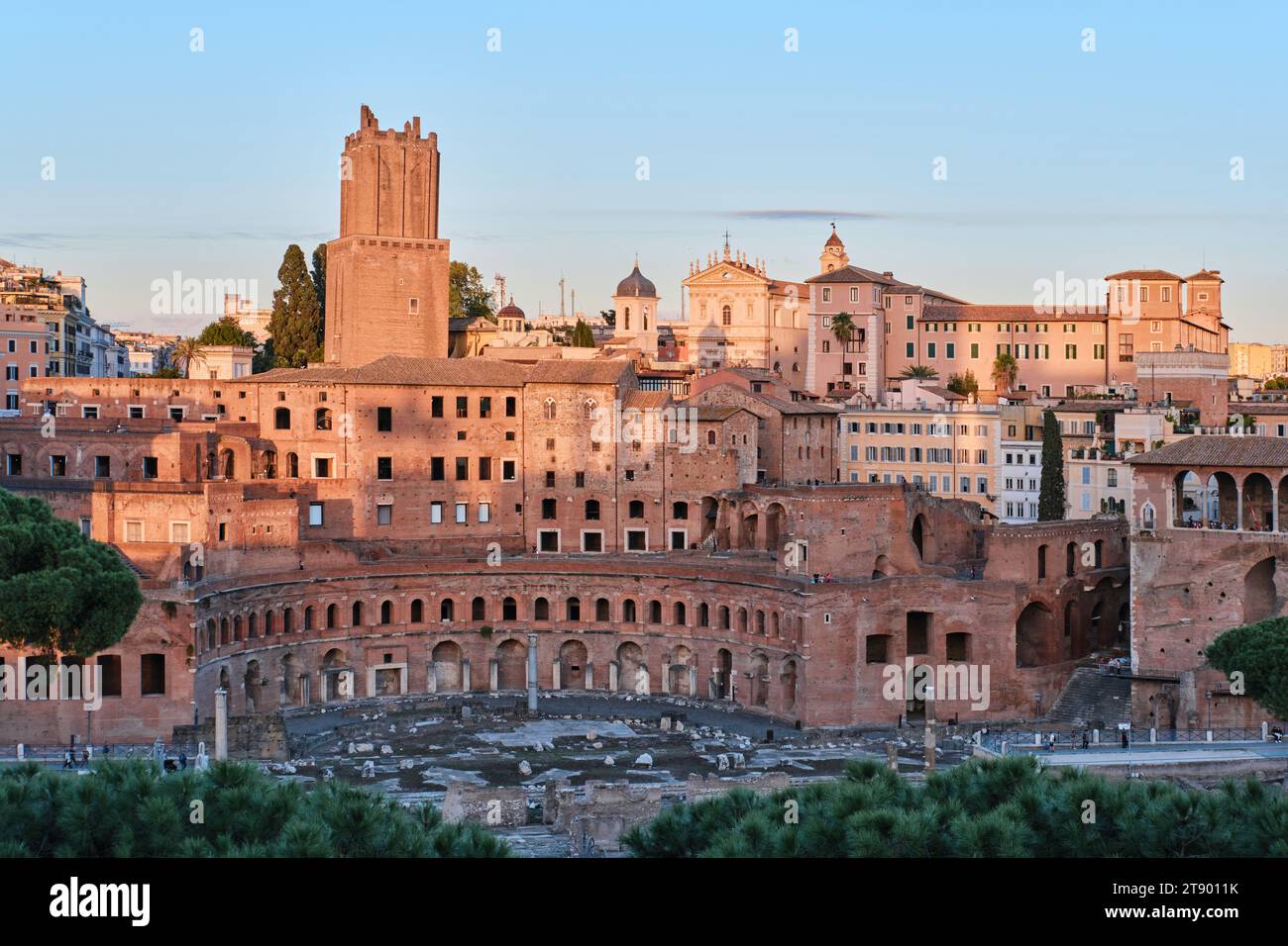 Roma, Italia - ottobre 29 2023: Le rovine archeologiche del centro storico di Roma, denominate fori Imperiali e le rovine del mercato di Traiano al tramonto Foto Stock