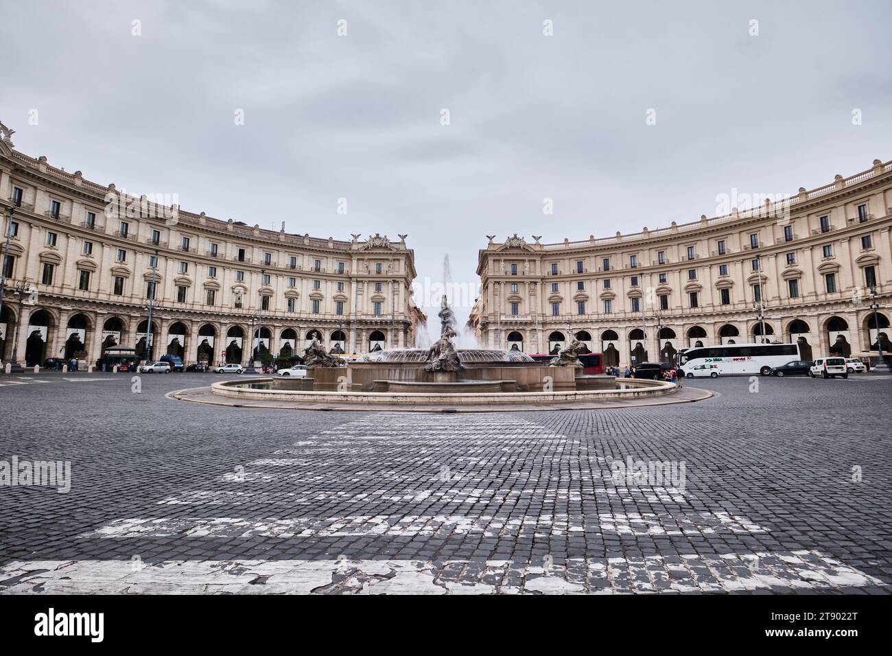 Roma, Italia - ottobre 30 2023: La Fontana delle Naiadi in Piazza della Repubblica a Roma durante il giorno Foto Stock