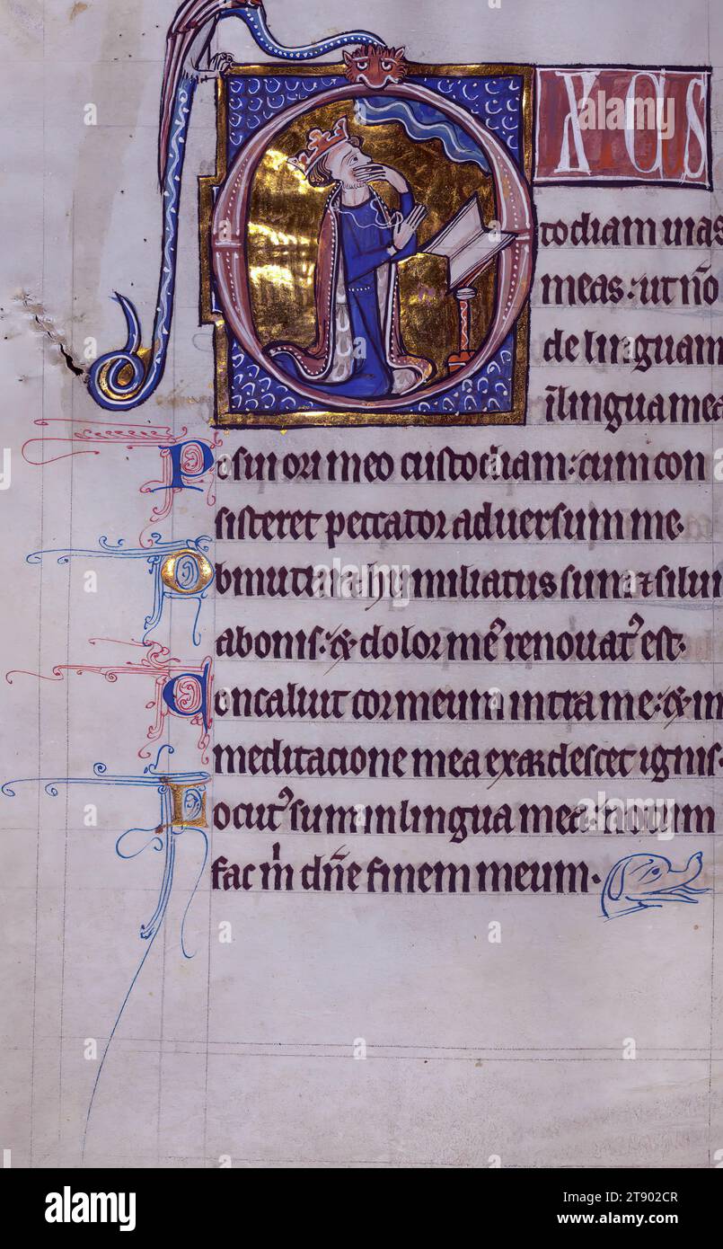 Carrow Psalter, re Davide inginocchiato e coperto la bocca davanti a un leggio, questo manoscritto inglese è stato realizzato nell'Anglia orientale a metà del XIII secolo per un patrono con particolare venerazione per San OLAF, la cui vita e il martirio sono rappresentati in modo prominente nell'iniziale "Beato" del Salmo 1. Conosciuto come il "Salterio del Carrow", a causa del suo successivo utilizzo da parte del convento di Carrow vicino a Norwich, è descritto più accuratamente come un Salterio-ore, in quanto contiene l'Ufficio dei morti, le ore della Vergine, e raccoglie Foto Stock