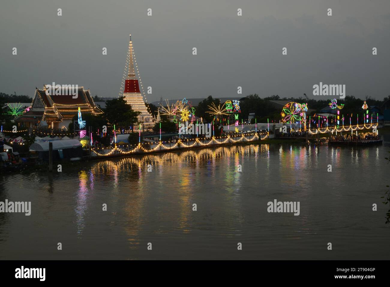 Il luogo di culto più importante quando Phra Samut Chedi è il sigillo della città di Samut Prakan, chiamata Phra Chedi in mezzo all'acqua. Foto Stock