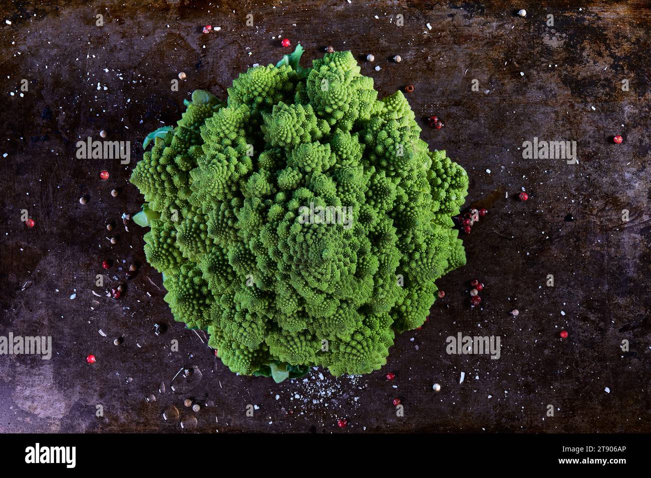 Cavolo Romanesco su vassoio da forno con erbe, vista dall'alto e atmosfera scura Foto Stock