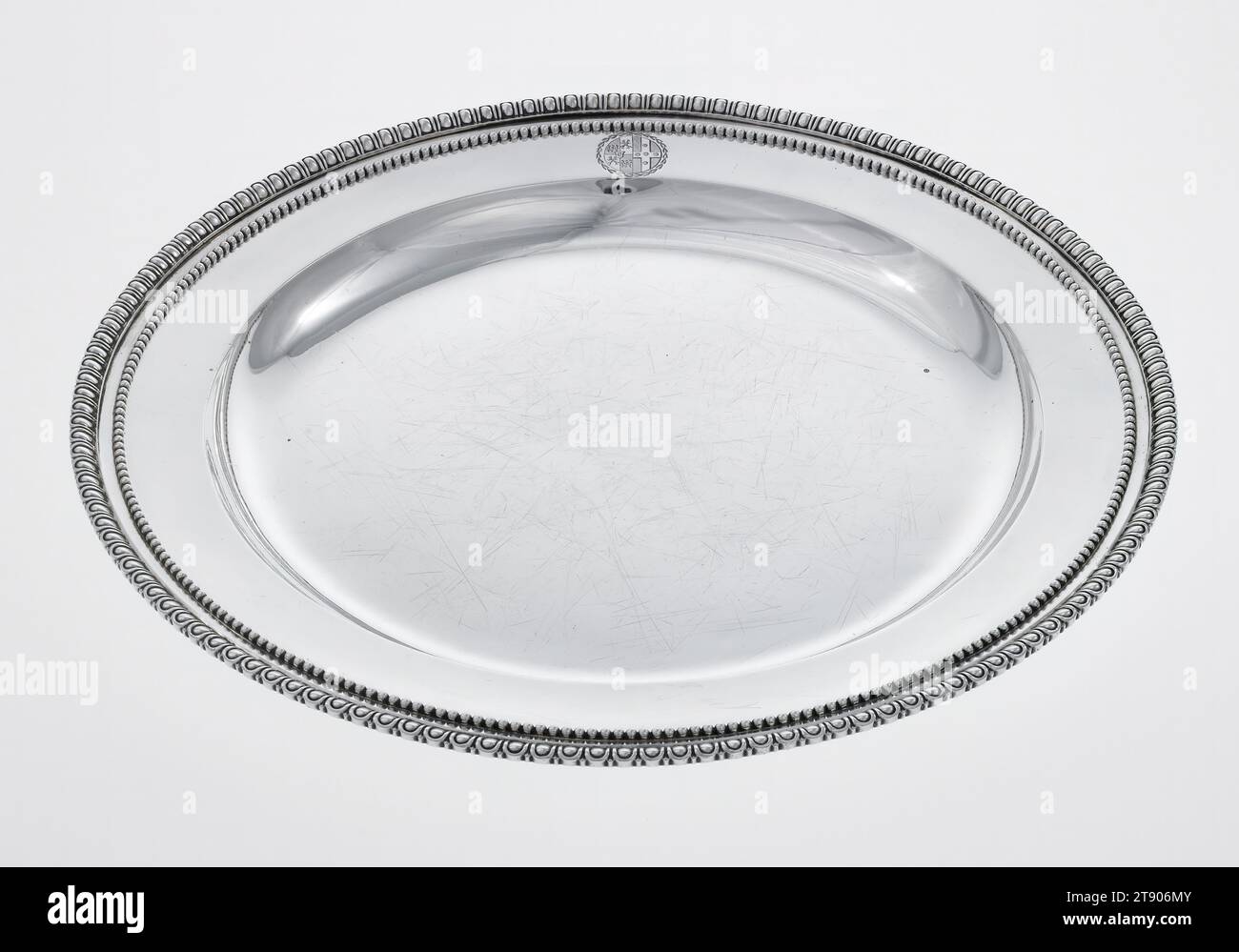 Piatto di servizio del servizio Williams-Wynn, uno di un paio, 1773, Robert Adam; Silversmith: John Carter, scozzese / britannico, scozzese, 1728-1792, 15/16 x 13 1/16 x 1/16 pollici (2,38 x 33,18 x 33,18 cm), Argento, XVIII secolo, nella sua monumentale pubblicazione Works in Architecture, Robert Adam illustrò il suo lavoro al 20 St James's Square a Londra, la residenza di Sir Watkins Williams-Wynn. Adam ha progettato ogni aspetto dei suoi interni altamente influenti, compresi tutti gli arredi, per creare un'opera d'arte totale ispirata a motivi archeologici. Foto Stock