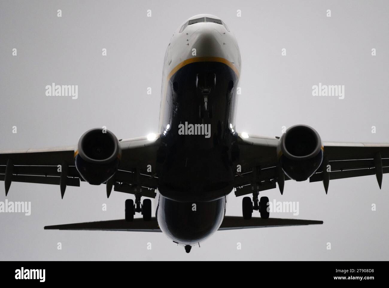 PRODUZIONE - 21 novembre 2023, Brandeburgo, Schönefeld: Un aeromobile Boeing 737-BAS operato da Ryanair atterra all'aeroporto di Berlino-Brandeburgo da Barcellona. Foto: Soeren Stache/dpa Foto Stock