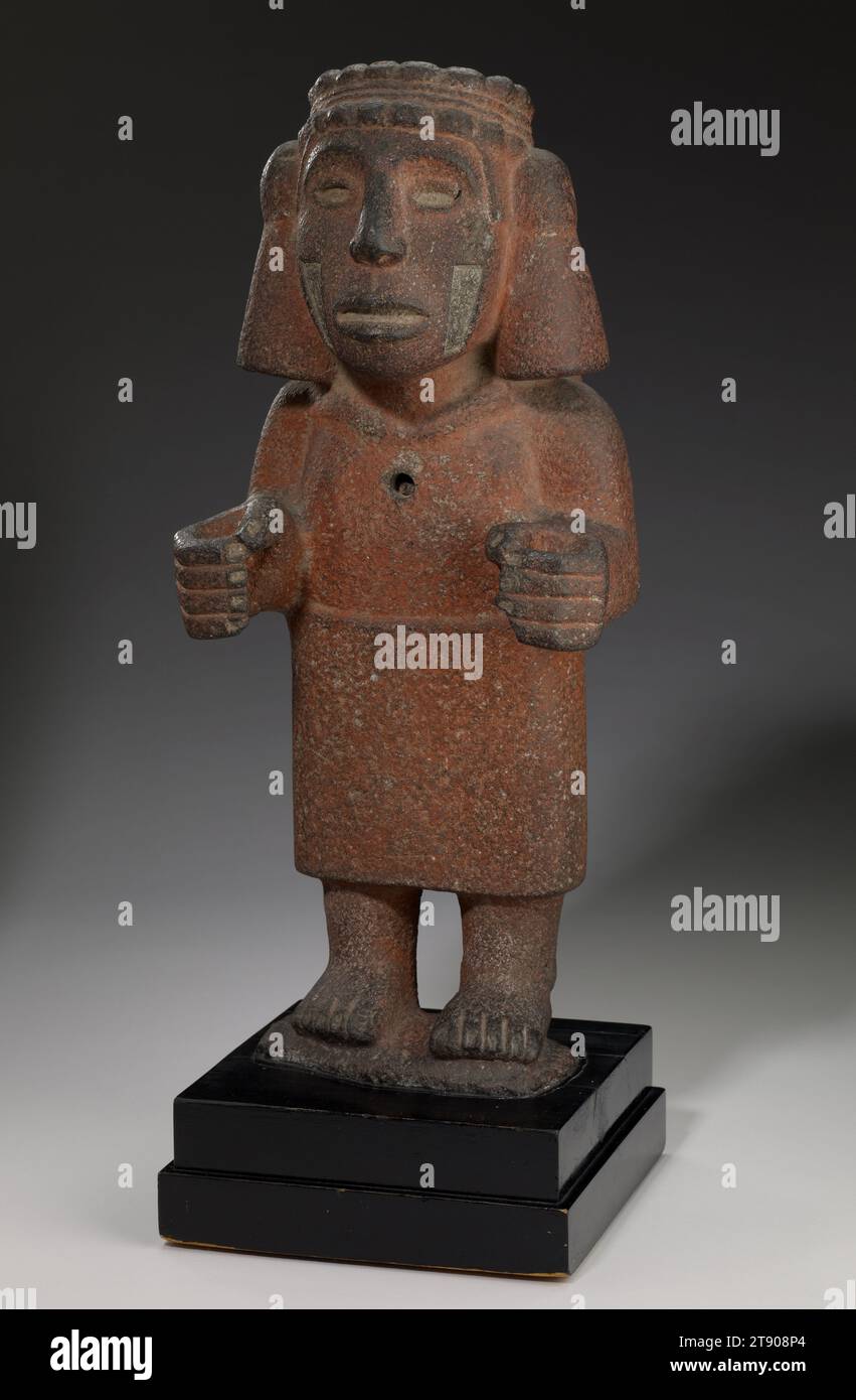 Chalchiuhtlicue, c. 1200-1521, 20 x 8 3/8 x 6 5/8 pollici (50,8 x 21,27 x 16,83 cm) (senza base)23 x 8 3/8 x 8 1/8 pollici (58,42 x 21,27 x 20,64 cm) (con base), basalto grigio, ocra rossa, Messico, XIII-XVI secolo, Chalchiuhtlicue (Chal-chee-oot-LEE-kway), letteralmente "lei del Gonna di Giada", è la Mexica (meh-SHEE-kah) dea dell'acqua e moglie del dio della pioggia Tlaloc (TLAH-Loak). È identificabile dal suo caratteristico archetto largo con nappine grandi. Pietra preziosa o conchiglia una volta era intarsiata negli occhi, le incisioni nelle guance e la cavità nel petto. Foto Stock Chalchiuhtlicue, c. 1200-1521, 20 x 8 3/8 x 6 5/8 pollici (50,8 x 21,27 x 16,83 cm) (senza base)23 x 8 3/8 x 8 1/8 pollici (58,42 x 21,27 x 20,64 cm) (con base), basalto grigio, ocra rossa, Messico, XIII-XVI secolo, Chalchiuhtlicue (Chal-chee-oot-LEE-kway), letteralmente "lei del Gonna di Giada", è la Mexica (meh-SHEE-kah) dea dell'acqua e moglie del dio della pioggia Tlaloc (TLAH-Loak). È identificabile dal suo caratteristico archetto largo con nappine grandi. Pietra preziosa o conchiglia una volta era intarsiata negli occhi, le incisioni nelle guance e la cavità nel petto. Foto Stock
