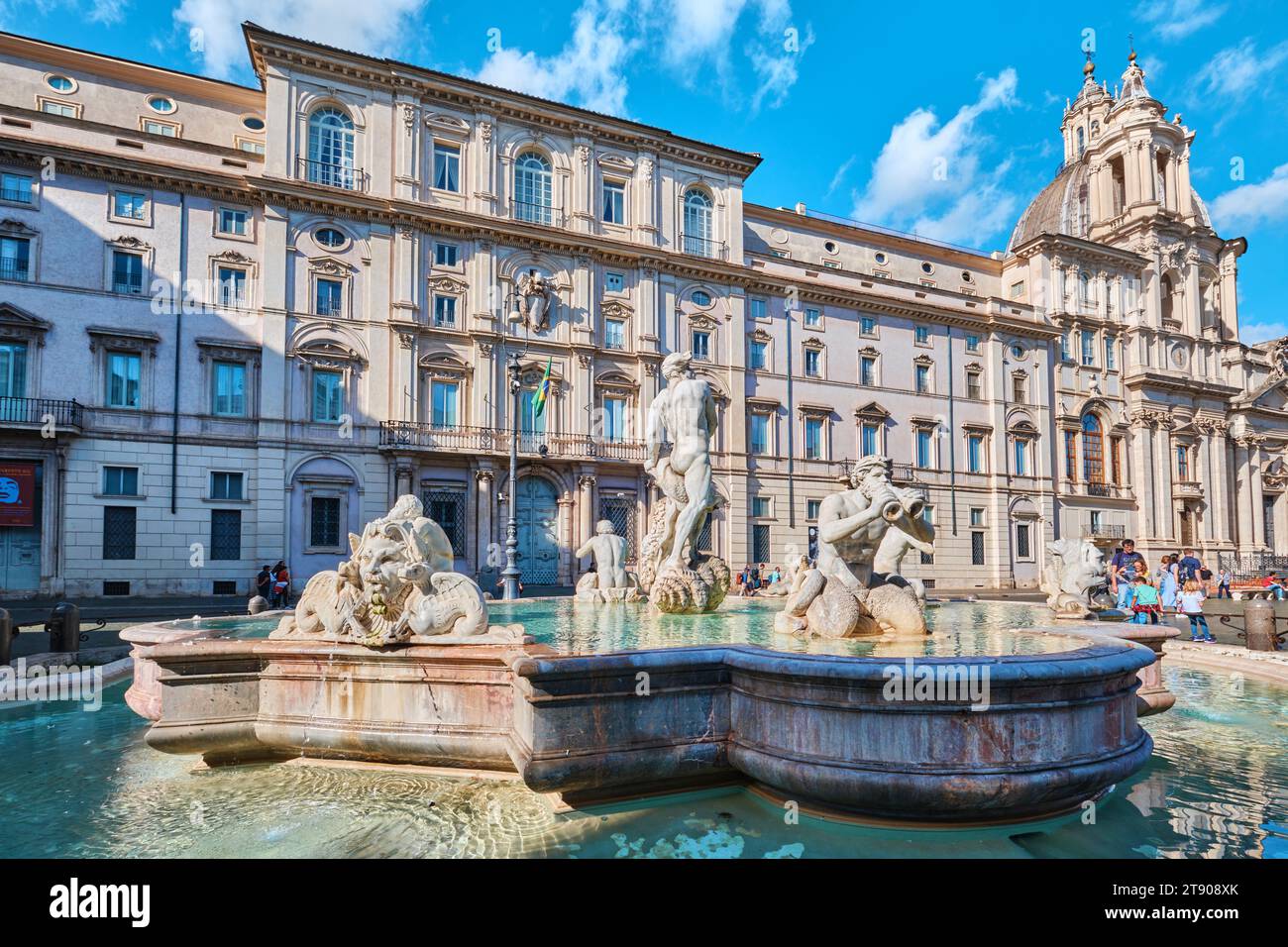 Roma, Italia - 4 novembre 2023: Fontana del Moro in marmo su Piazza Navona con sculture di delfini e Tritoni con reperti storici Foto Stock