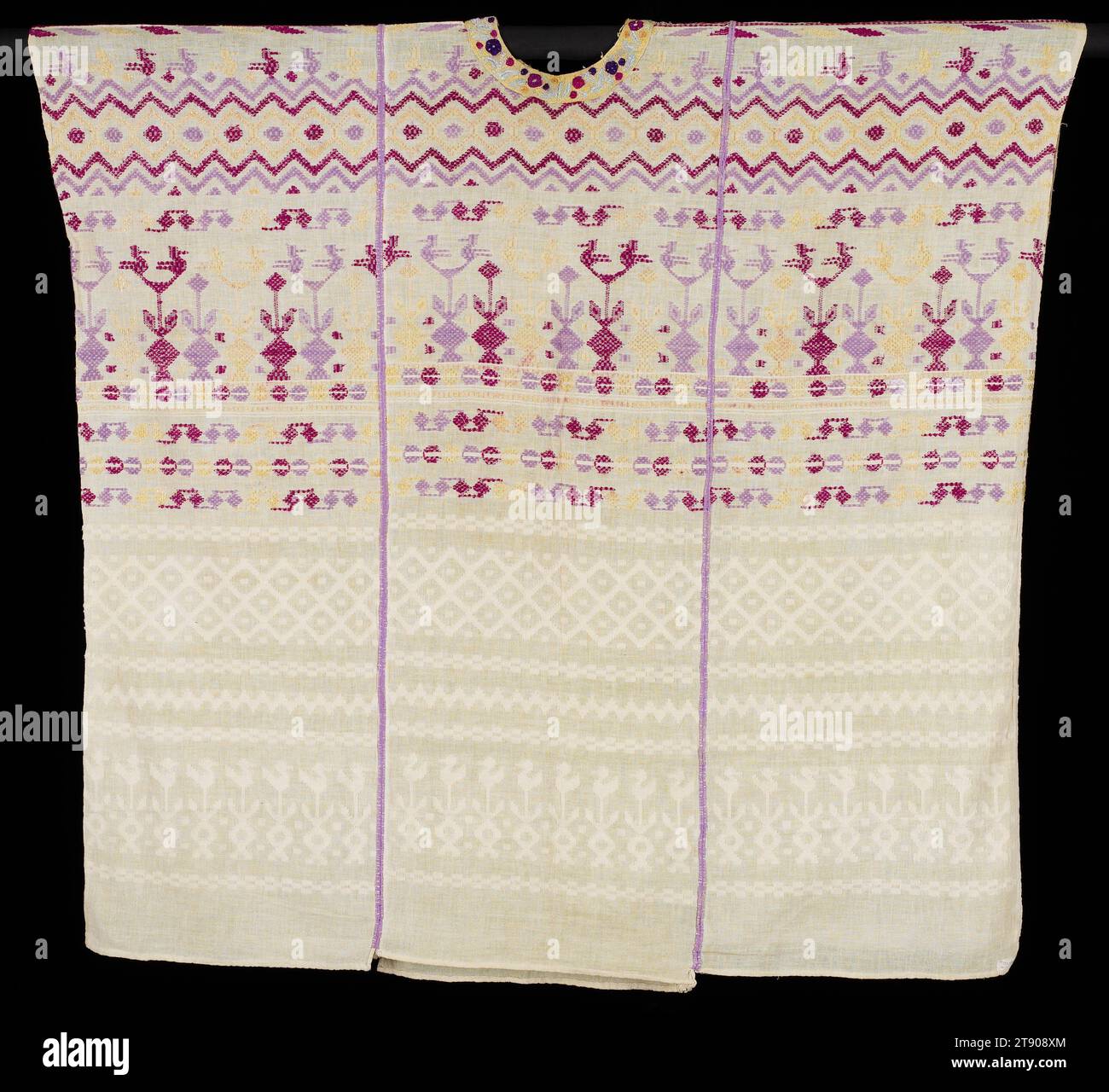 Blusa da donna cerimoniale (Huipil), 1950, 46 5/16 x 48 poll. (117,63 x 121,92 cm), cotone, seta, Guatemala, XX secolo Foto Stock