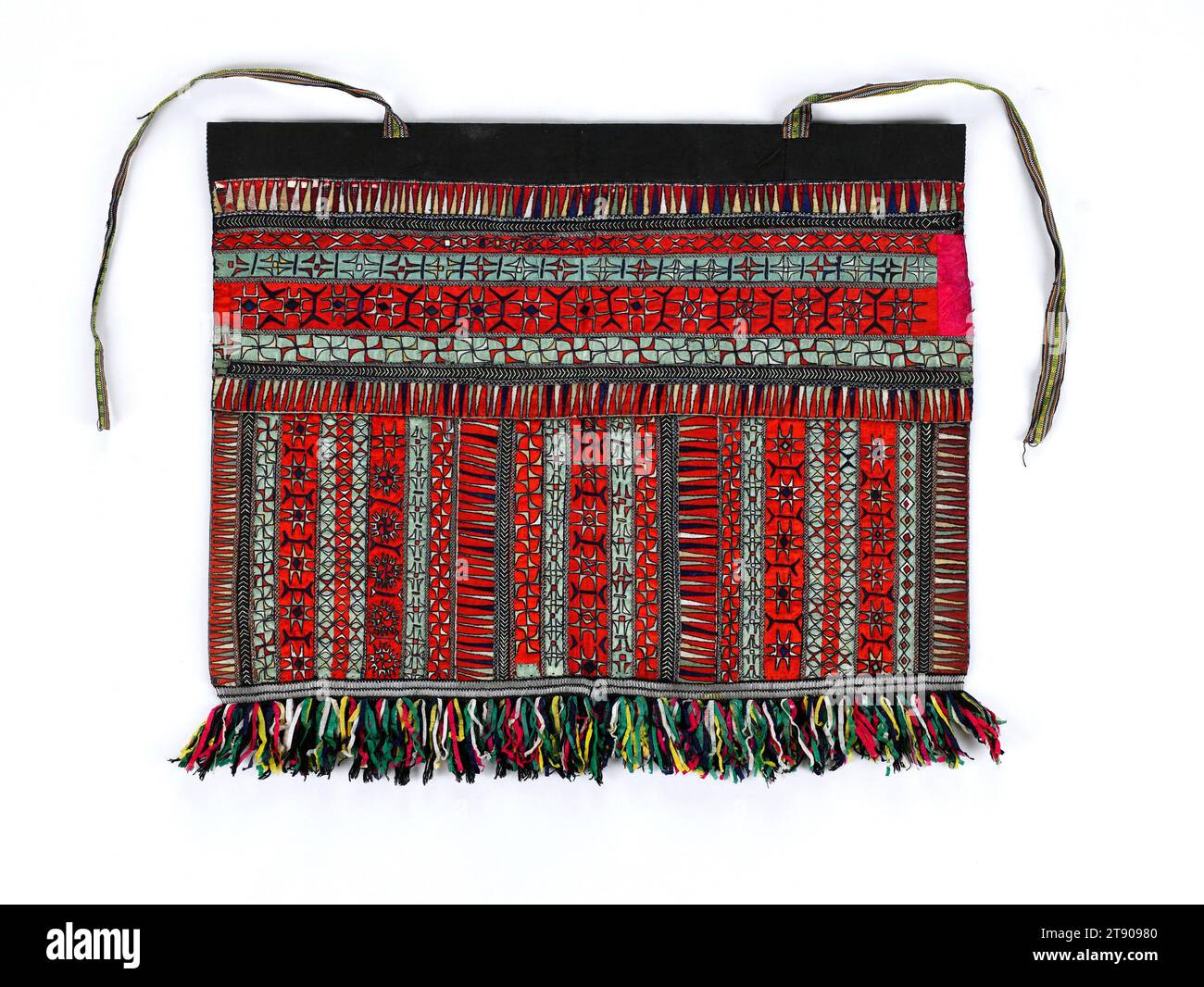 Grembiule, c. 1970s-1980s, 19 x 25 poll. (48,26 x 63,5 cm) (inclusa frangia, senza lacci), feltro di seta, cotone, perle metalliche, Cina, XX secolo Foto Stock