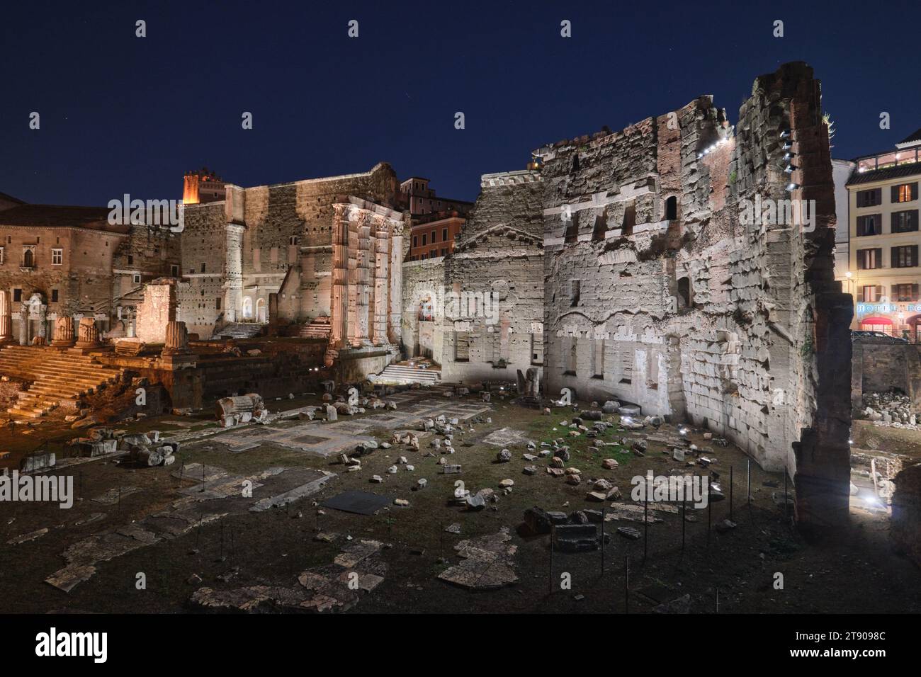 Roma, Italia - 4 novembre 2023: Antiche rovine storiche foro di Augusto di notte Foto Stock