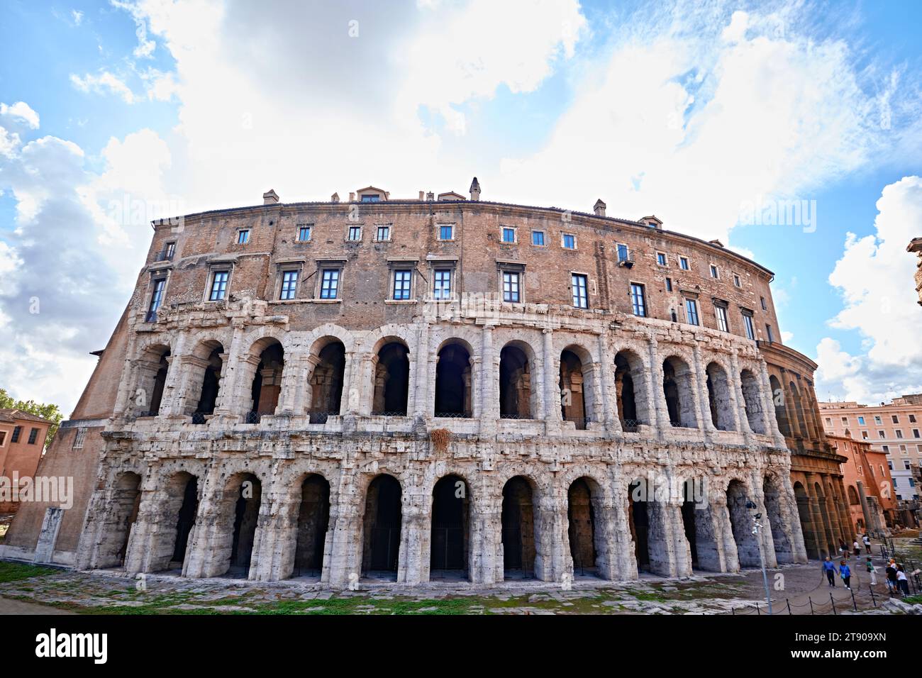 Roma, Italia - 4 novembre 2023: Archi del Teatro di Marcello Foto Stock