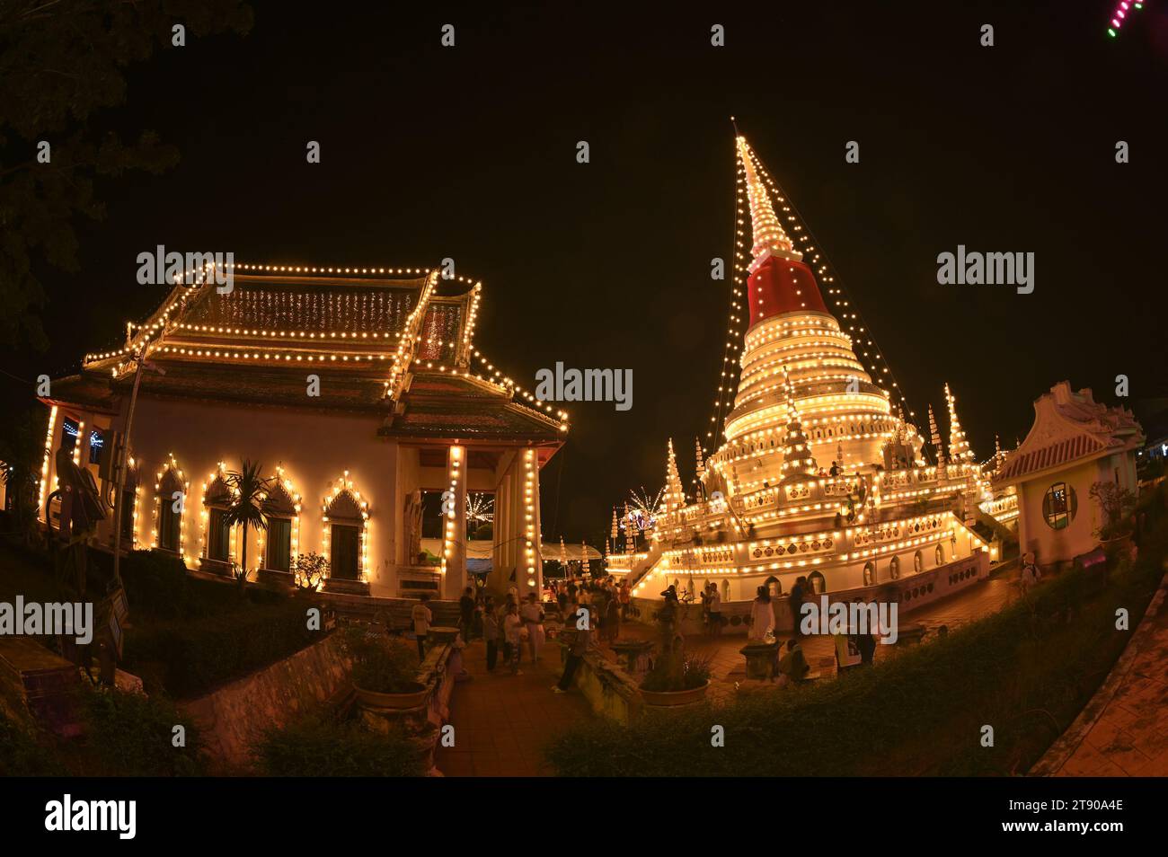 Ora notturna del luogo di culto più importante quando Phra Samut Chedi è il sigillo della città di Samut Prakan, Foto Stock