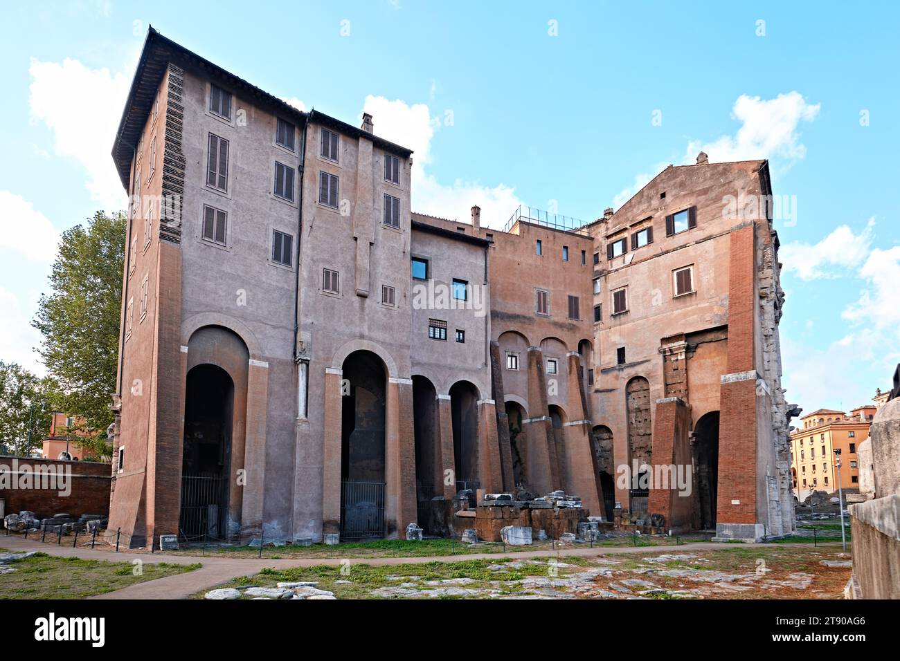 Roma, Italia - 4 novembre 2023: Vista posteriore del Teatro di Marcello Foto Stock