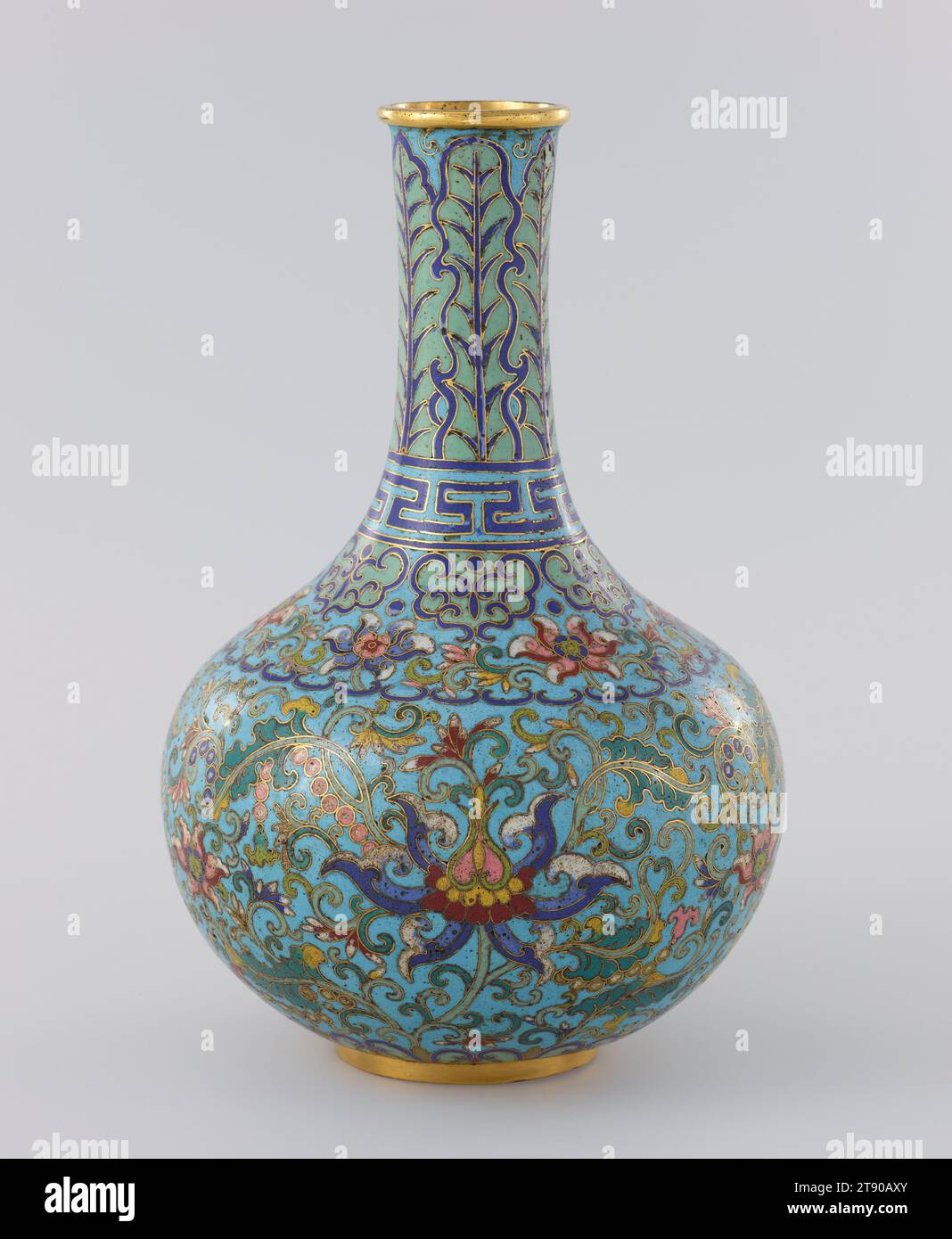 Vaso, XVIII secolo, 11 x 7 1/4 x 7 1/4 pollici (27,94 x 18,42 x 18,42 cm), smalto, lega di rame, Cina, XVIII secolo, questo vaso deriva dal vaso hu in bronzo, ma è fabbricato in cloisonné. La tecnica cloisonné raggiunse la Cina da Bisanzio (l'attuale Istanbul) tra il 1200 e il 1400 d.C., ma gli artigiani cinesi la fecero propria. La tendenza stilistica generale era verso creazioni più grandi, più complicate e lussuose. Durante i regni degli imperatori Kangxi (r. 1662-1722) e Qianlong (r. 1736-95), il cloisonné fu perfezionato e raggiunse il suo vertice artistico. I colori erano più delicati Foto Stock