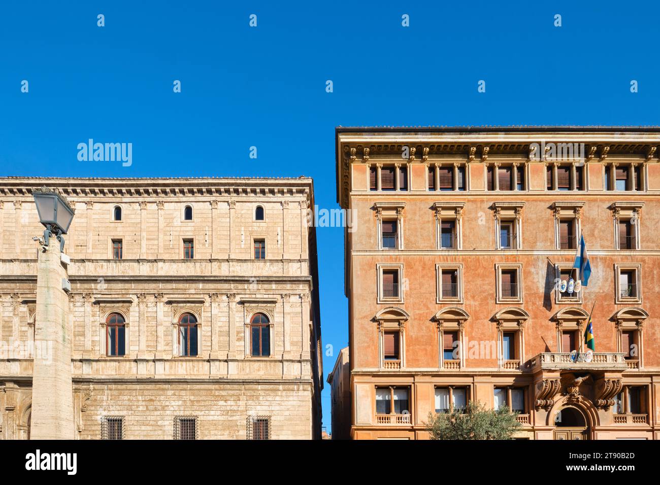 Roma, Italia - ottobre 29 2023: Antiche strade storiche e tipico stile architettonico romano nel centro città Foto Stock