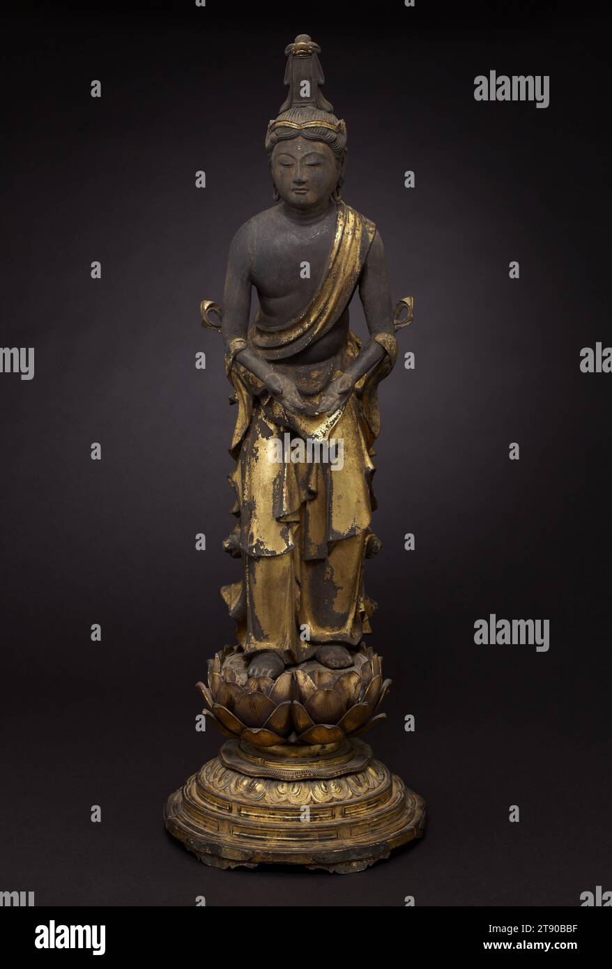 Kannon, The Bodhisattva of Compassion, XIII secolo, sconosciuto giapponese, 30 11/16 x 10 5/8 x 10 5/8 pollici (77,95 x 26,99 x 26,99 cm), legno di cipresso giapponese con lacca, oro e vetro intarsiato, Giappone, XIII secolo, questa bella e giovanile figura maschile rappresenta Kannon, una divinità buddista compassionevole che ha rinunciato alla propria illuminazione per guidare gli esseri terrestri lungo il sentiero del Buddha. Nell'arte buddista giapponese, Kannon assume varie forme. Qui, inclinato in avanti a mani aperte e rovesciate, è un assistente di Amida, un buddha che discende dal cielo per salutare i fedeli Foto Stock