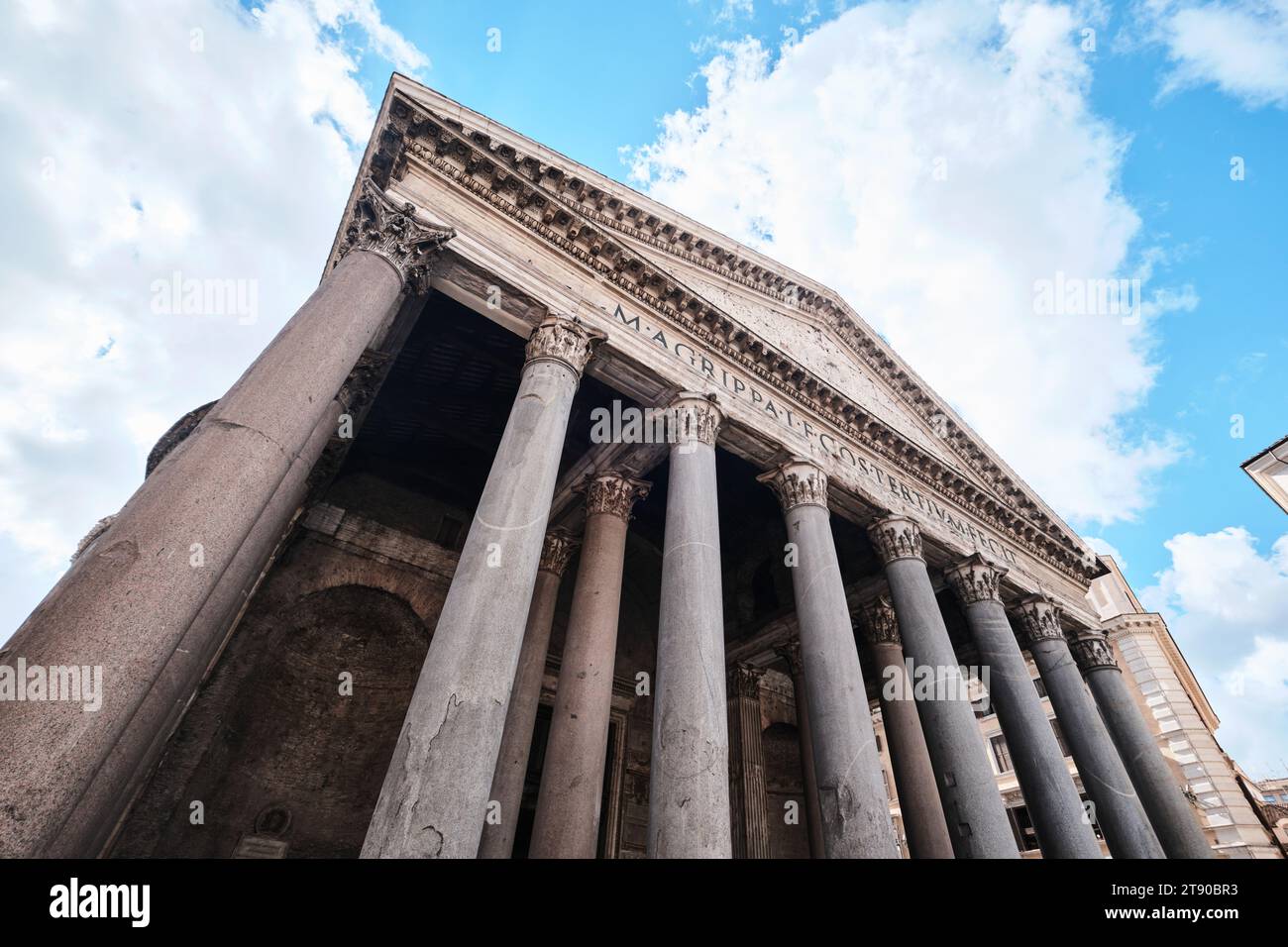 Roma, Italia - 2 novembre 2023: Imponente facciata dell'antico tempio e chiesa del Pantheon Foto Stock