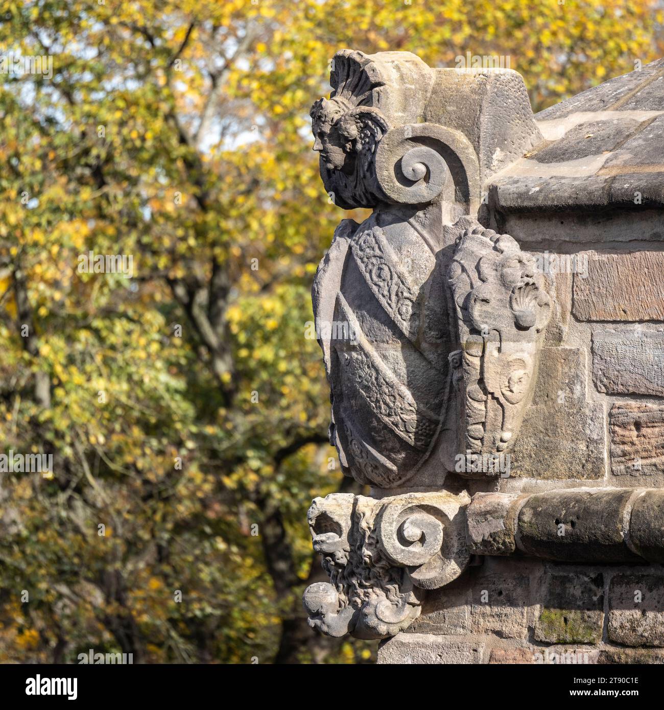 Decorazione in pietra intagliata della Svezia o Vestner Gate Bastion, Kaiserburg, Norimberga, Germania Foto Stock