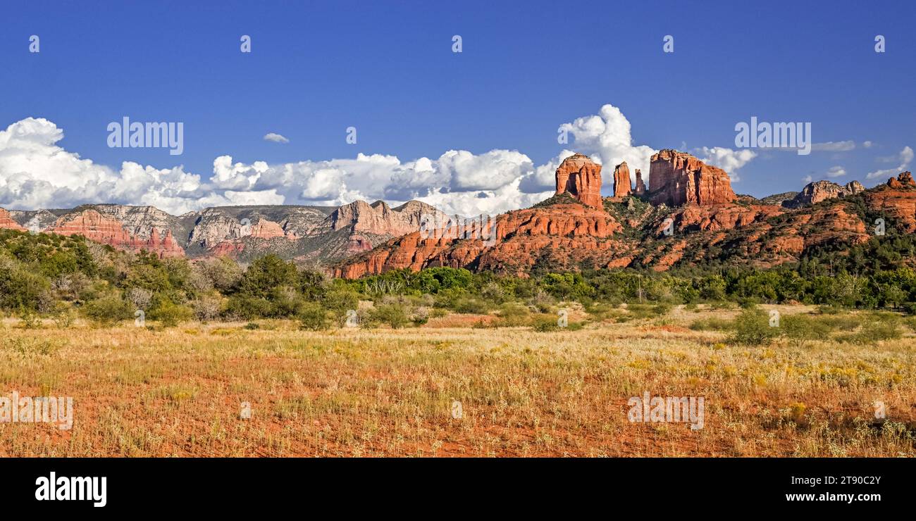 Roccia della cattedrale in un paesaggio di Sedona - escursioni sulle rocce rosse dell'Arizona nel Red Rock State Park Foto Stock