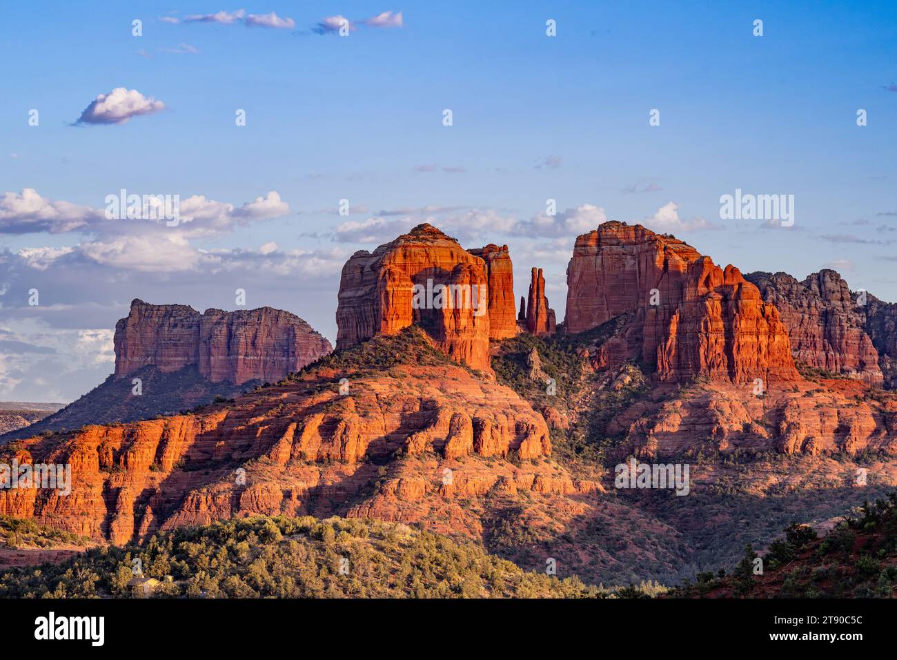 Roccia della cattedrale in un paesaggio di Sedona - escursioni sulle rocce rosse dell'Arizona nel Red Rock State Park Foto Stock