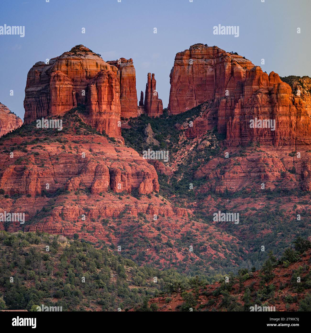Roccia della cattedrale in un paesaggio di Sedona - escursioni sulle rocce rosse dell'Arizona nel Red Rock State Park Foto Stock