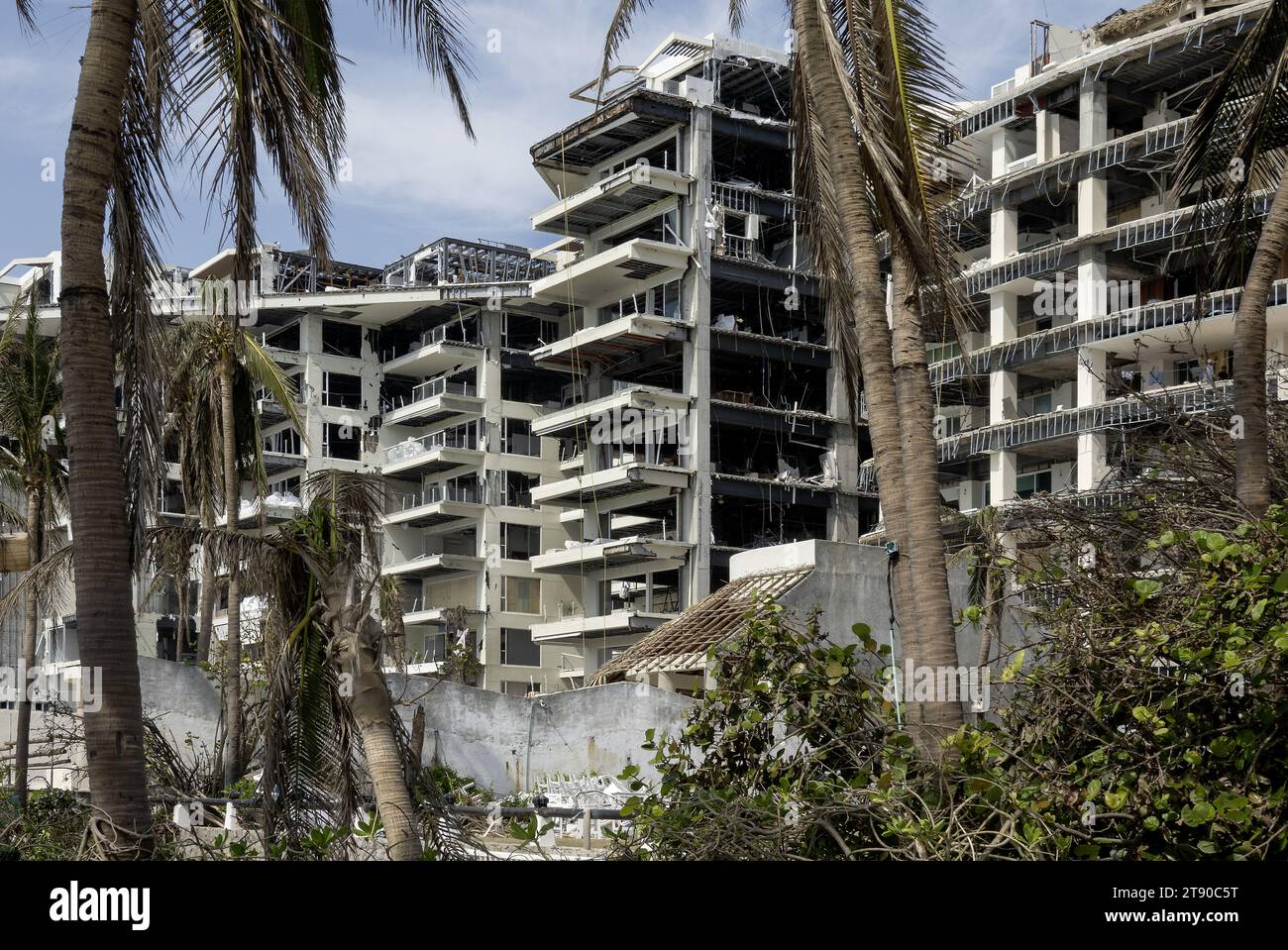 Edifici danneggiati ad Acapulco, Messico, dopo che l'uragano di categoria 5 Otis colpì la città il 26 ottobre 2023 Foto Stock