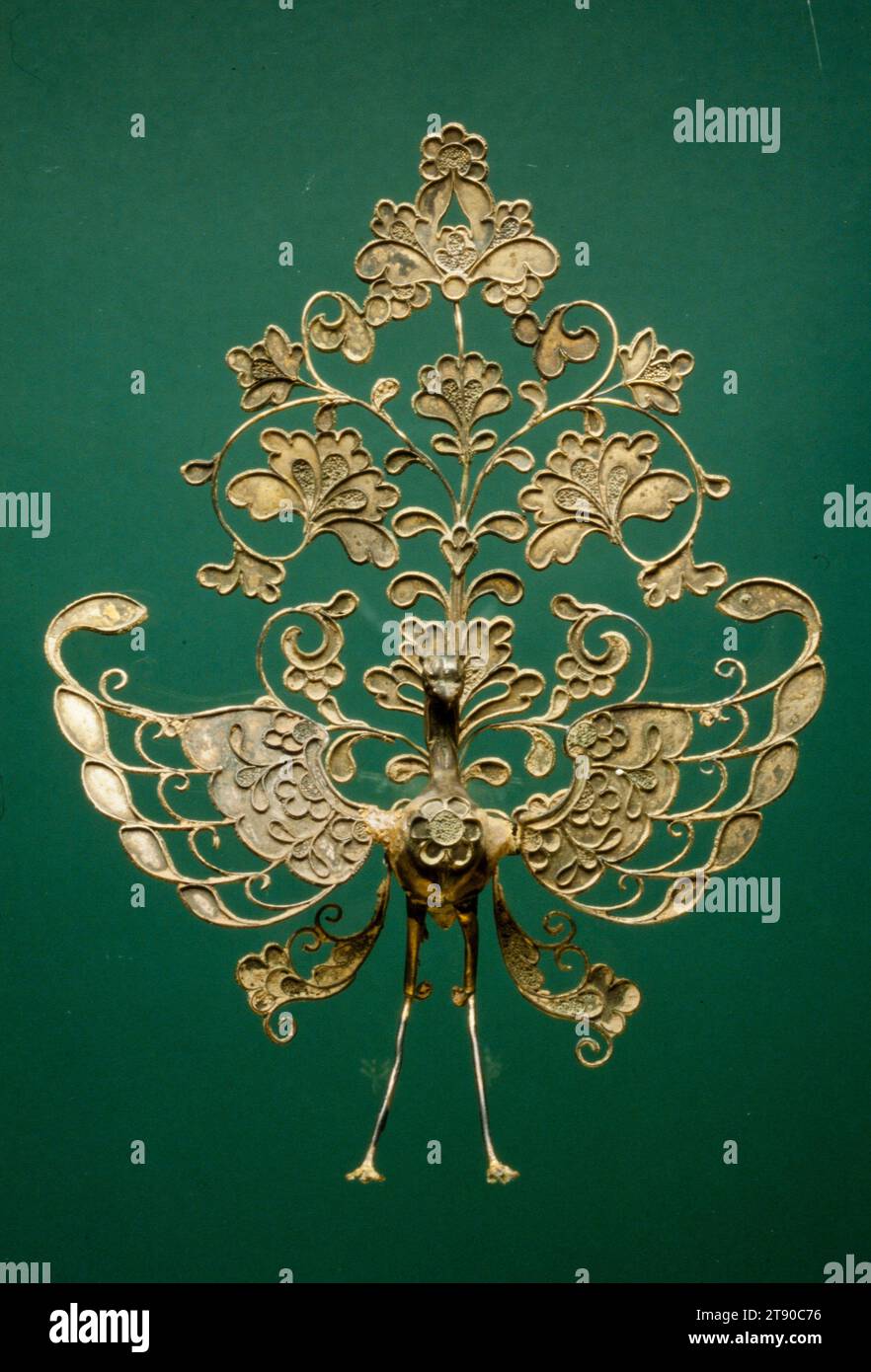 Phoenix Hair Ornament, VII-VIII secolo, 6 7/8 x 4 11/16 x 1 1/2 poll. (17,46 x 11,91 x 3,81 cm), Oro, Cina, VII-VIII secolo Foto Stock