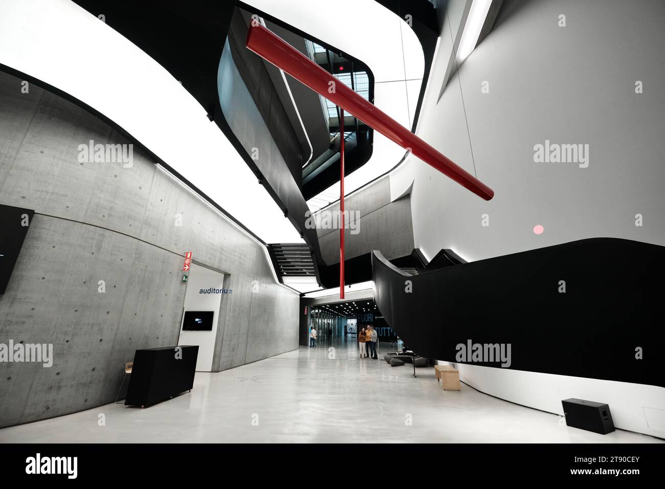 Roma, Italia - ottobre 29 2023: Interno del MAXXI museo nazionale di arte e architettura contemporanea del XXI secolo, edificio progettato da Zaha Hadid Foto Stock