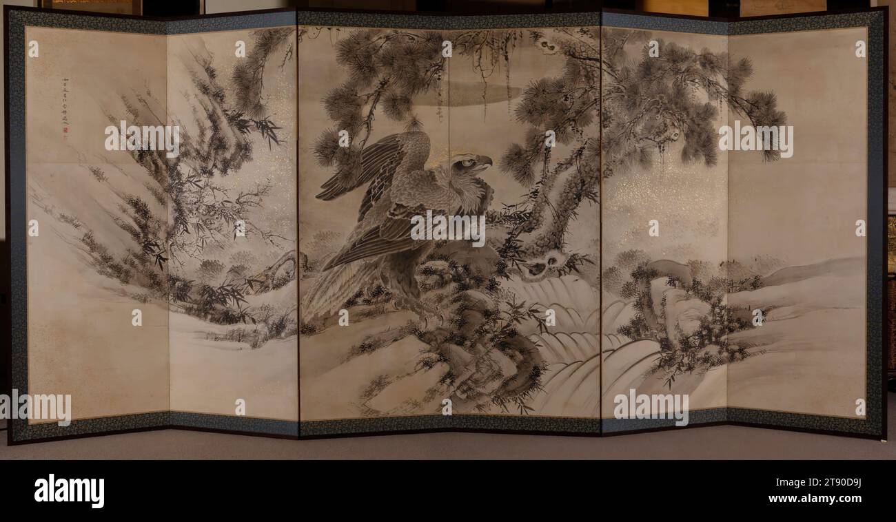 Sea Eagle in mezzo ai tre amici dell'inverno, seconda metà del XIX secolo, Ikeda Unshō, giapponese, 1825 - 1886, 62 5/8 x 139 7/8 pollici (159,07 x 355,28 cm) (immagine)71 7/8 x 148 5/8 x 3/4" (182,56 x 377,51 x 1,91 cm) (supporto), inchiostro e foglia d'oro su carta, Giappone, XIX secolo, dal periodo Muromachi (1333–1573) al periodo Edo (1603–1868), i rapaci furono raffigurati sugli schermi come manifestazioni simboliche del governo militare che era salito al potere in questo arco di tempo. Qui, posta tra stasi e volo, un'aquila indaga il suo territorio. Intorno all'aquila ci sono pini e bambù Foto Stock