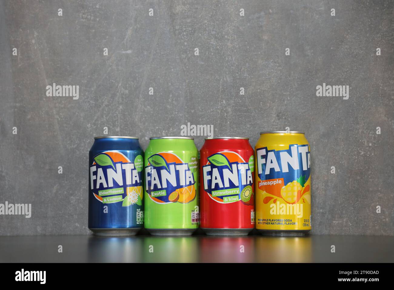 KIEV, UCRAINA - 4 MAGGIO 2023: Primo piano di lattine di latta di marca Fanta soft drink con vari sapori Foto Stock