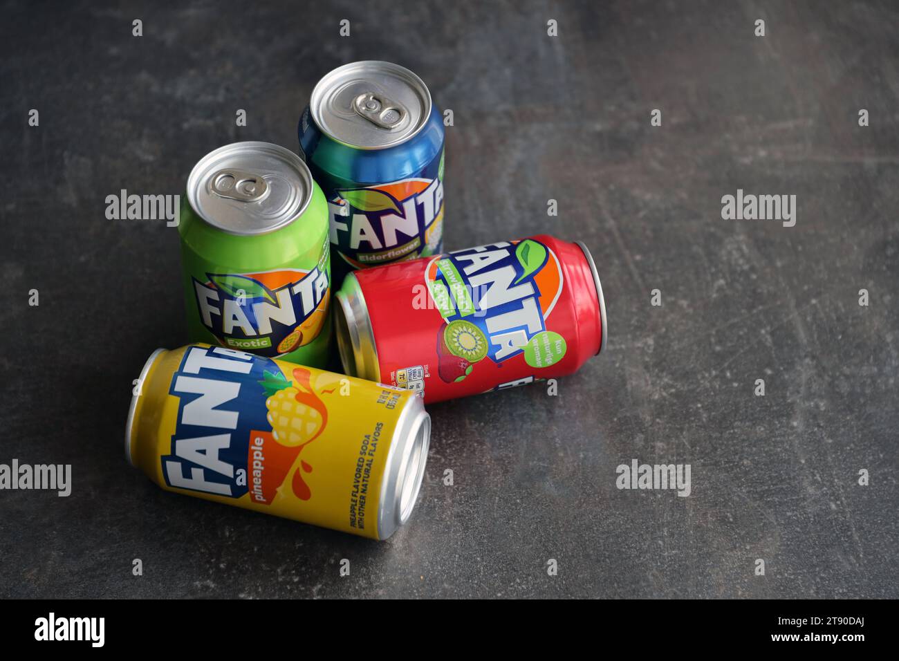 KIEV, UCRAINA - 4 MAGGIO 2023: Primo piano di lattine di latta di marca Fanta soft drink con vari sapori Foto Stock