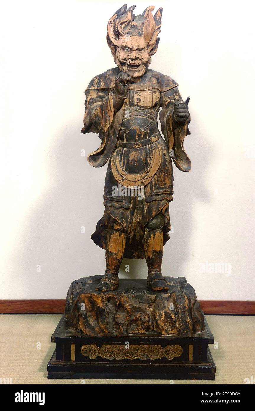 Makora, uno dei dodici generali divini, inizio XIV secolo, sconosciuto giapponese, 44 3/8 x 19 1/4 x 14 1/8 pollici. (112,71 x 48,9 x 35,88 cm), legno con tracce di pigmenti e cristalli intarsiati, Giappone, XIV secolo, si ritiene che molte divinità buddiste siano accompagnate da gruppi di assistenti e guardiani assortiti. Nei dipinti devozionali o in gruppi scultorei installati sugli altari buddisti, appaiono accanto o intorno alla divinità principale. Questa figura dall'aspetto feroce è Makora, una delle dodici divinità protettive conosciute come i dodici generali divini (jūni shinshō) che accompagnano il Buddha guaritore Foto Stock