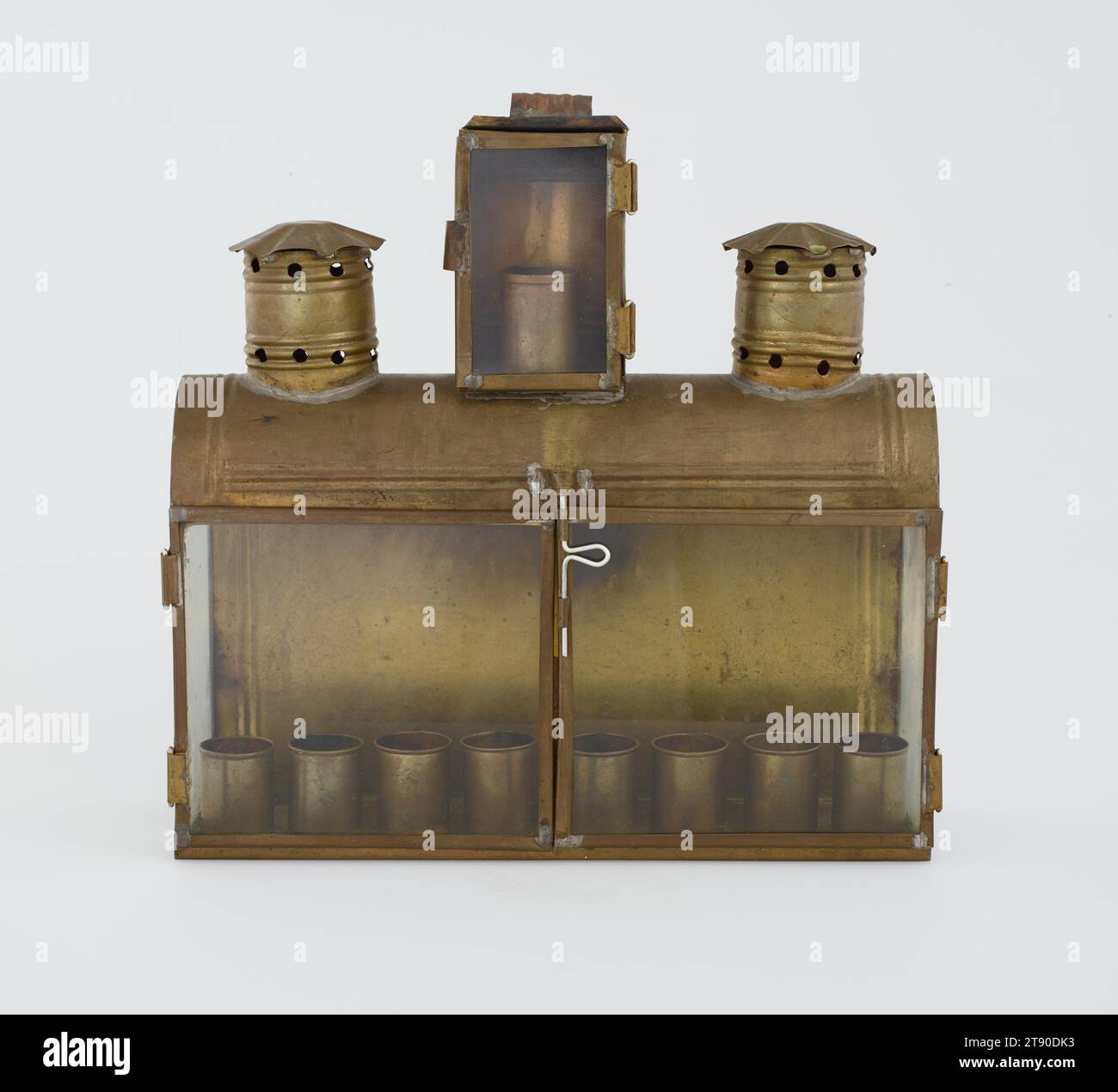 Lampada Chanukah, 20° secolo, 13 1/4 x 13 1/2 x 4 3/8" (33,66 x 34,29 x 11,11 cm) (totale, con sportelli chiusi), stagno, vetro, Israele, xx secolo Foto Stock