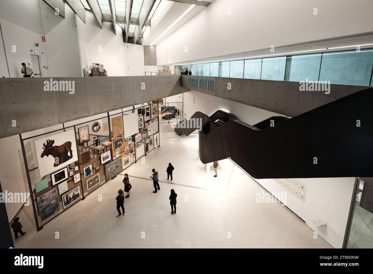 Roma, Italia - ottobre 29 2023: Sala espositiva del MAXXI museo nazionale di arte e architettura contemporanea del XXI secolo, progettata da Zaha Hadid Foto Stock