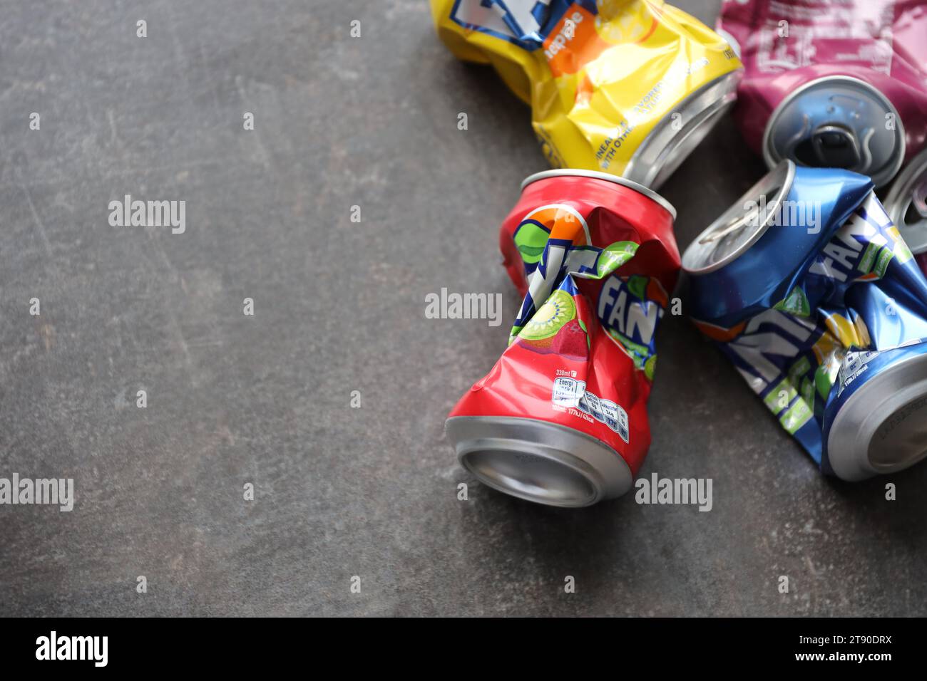 KIEV, UCRAINA - 4 MAGGIO 2023: Primo piano di lattine di latta crumpled di marca di bibite analcoliche Fanta con vari sapori Foto Stock