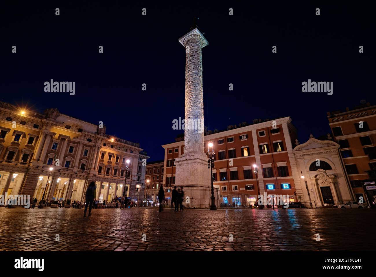 Roma, Italia - 2 novembre 2023: Veduta della colonna di Marco Aurelio è una colonna della vittoria romana in Piazza colonna di notte Foto Stock