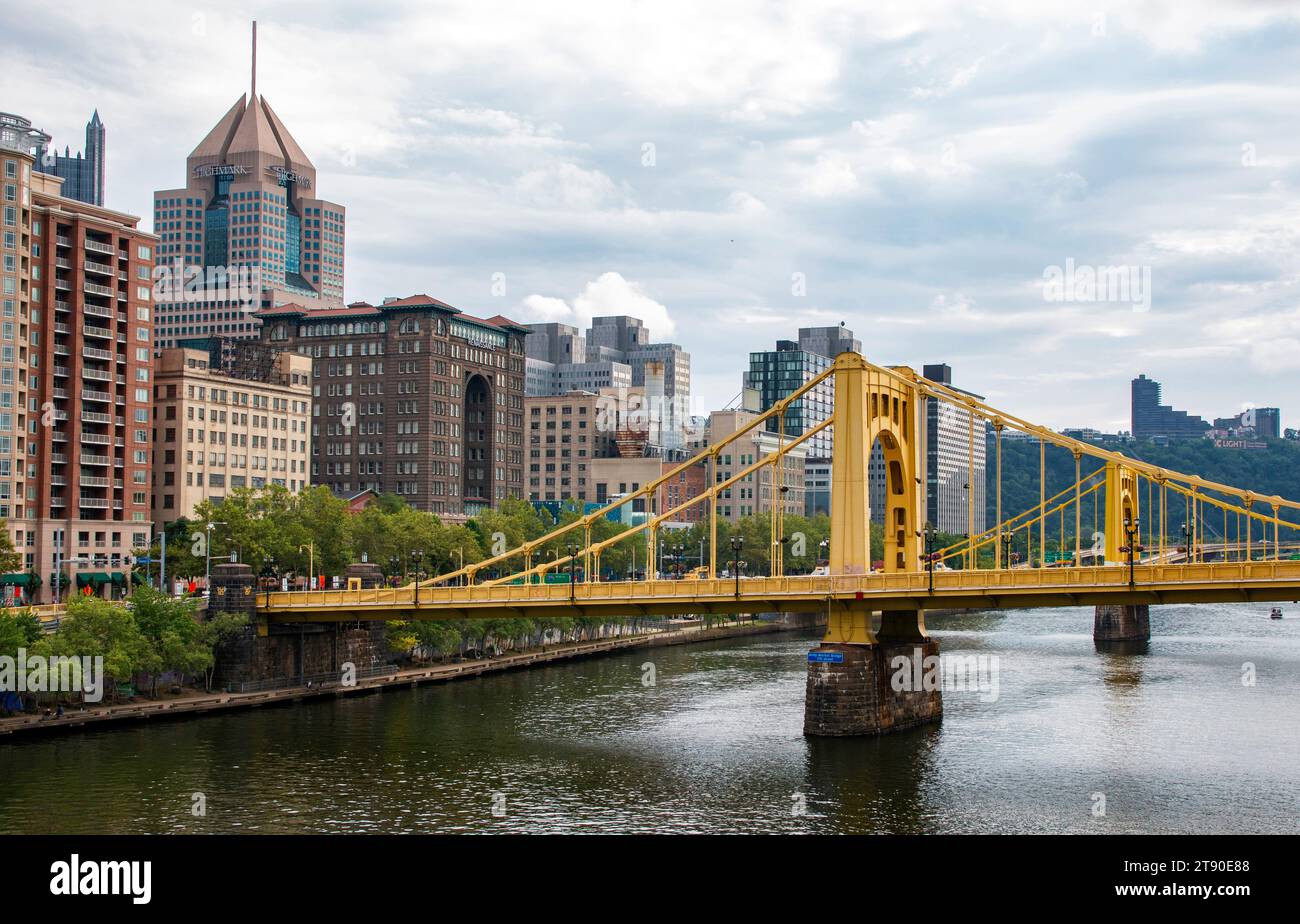 Pittsburgh, Pennsylvania, USA - 6 agosto 2023: Vista dei ponti della settima e sesta strada sul fiume Allegheny che si affacciano sul centro di Pittsburgh Foto Stock